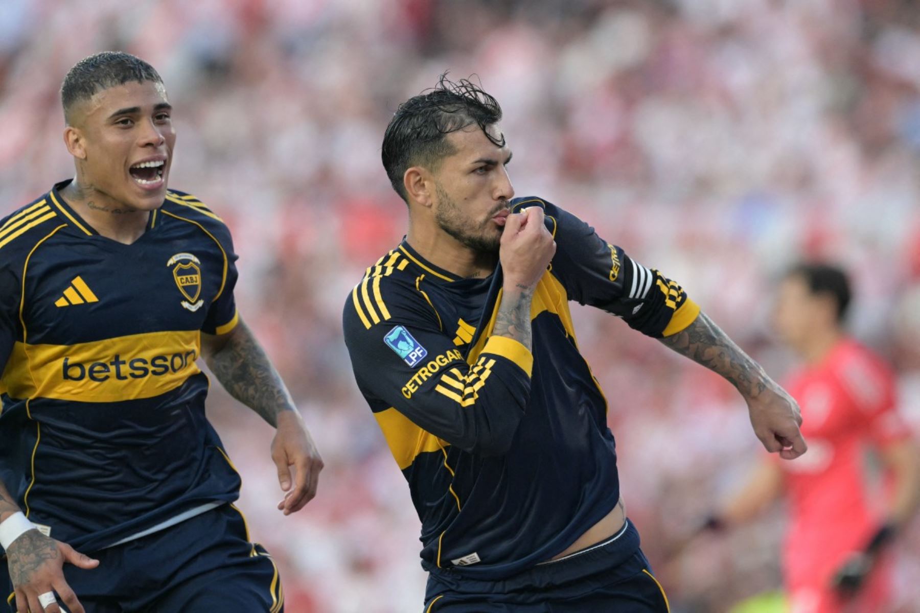 El centrocampista de Boca Juniors, Leandro Paredes, número 05, celebra el primer gol del partido del Torneo Apertura 2026 de la Liga Argentina de Fútbol Profesional entre River Plate y Boca Juniors, disputado en el estadio MAS Monumental de Buenos Aires el 19 de abril de 2026. (Foto de JUAN MABROMATA / AFP)