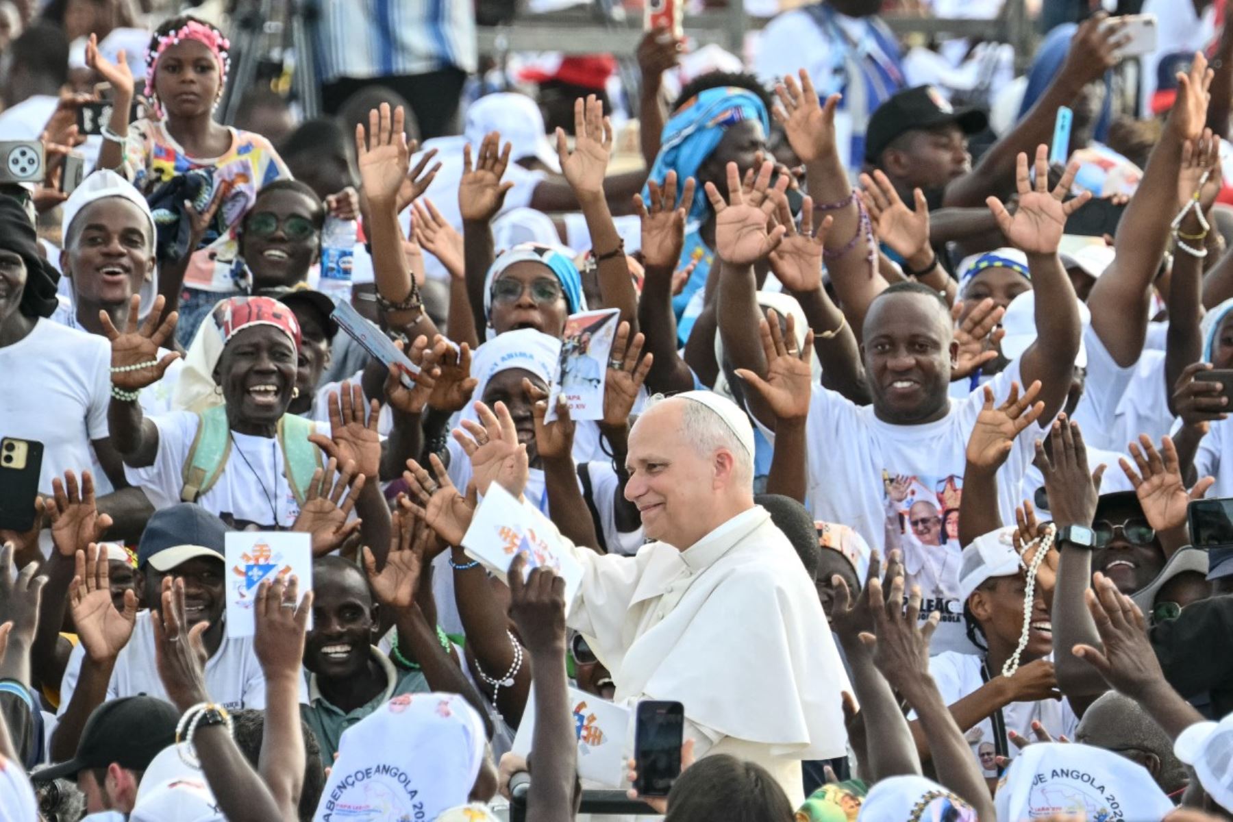 El papa León XIV saluda a la multitud a su llegada para dirigir el rezo del Santo Rosario en la explanada frente al santuario "Mama Muxima" en Muxima, en el séptimo día de una gira apostólica de 11 días por África. Foto: AFP