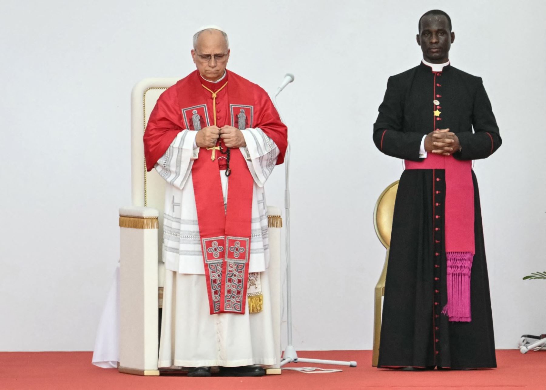El papa León XIV sostiene un rosario mientras asiste a una oración del Santo Rosario en la explanada frente al santuario "Mama Muxima" en Muxima, en el séptimo día de un viaje apostólico de 11 días a África. Foto: AFP