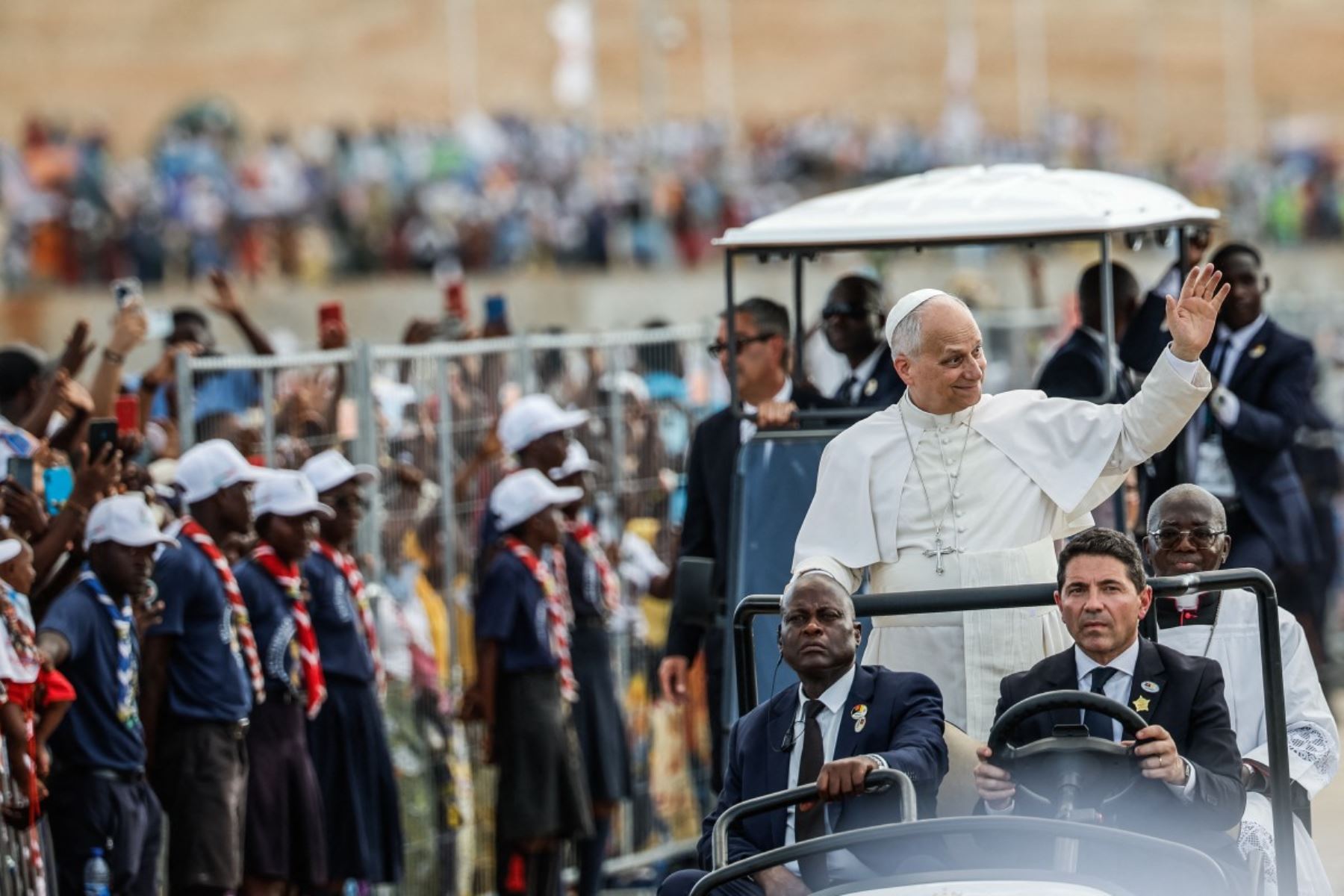 El papa León XIV saluda a la multitud a su llegada para dirigir el rezo del Santo Rosario en la explanada frente al santuario de "Mama Muxima" en Muxima, en el séptimo día de su viaje apostólico de 11 días a África. Foto: AFP