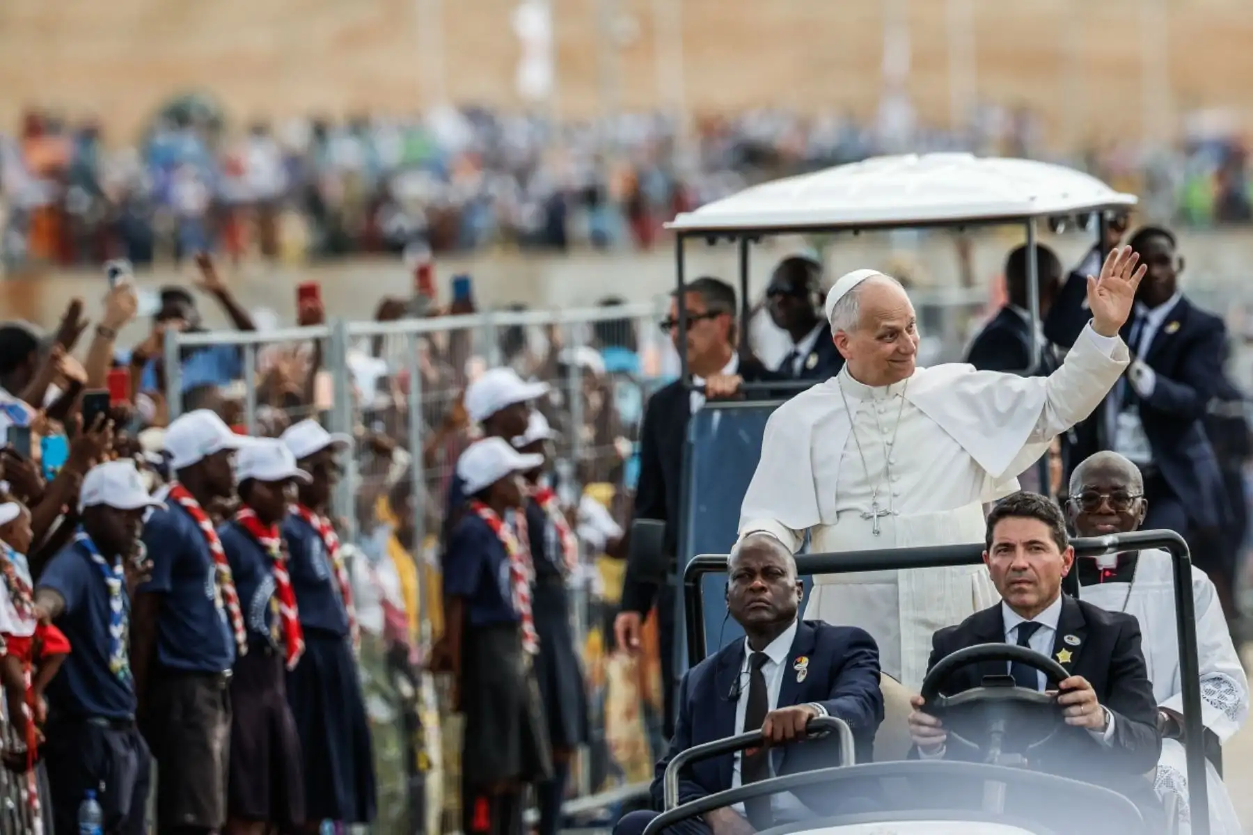 El papa León XIV saluda a la multitud a su llegada para dirigir el rezo del Santo Rosario en la explanada frente al santuario de "Mama Muxima" en Muxima, en el séptimo día de su viaje apostólico de 11 días a África. Foto: AFP