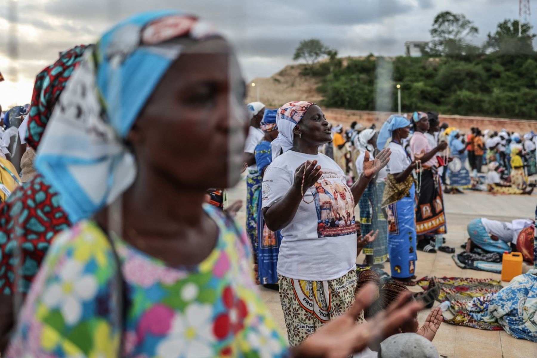 Fieles rezan mientras el Papa León XIV dirige el rezo del Santo Rosario en la explanada frente al santuario "Mama Muxima" en Muxima, en el séptimo día de un viaje apostólico de 11 días a África. Foto: AFP
