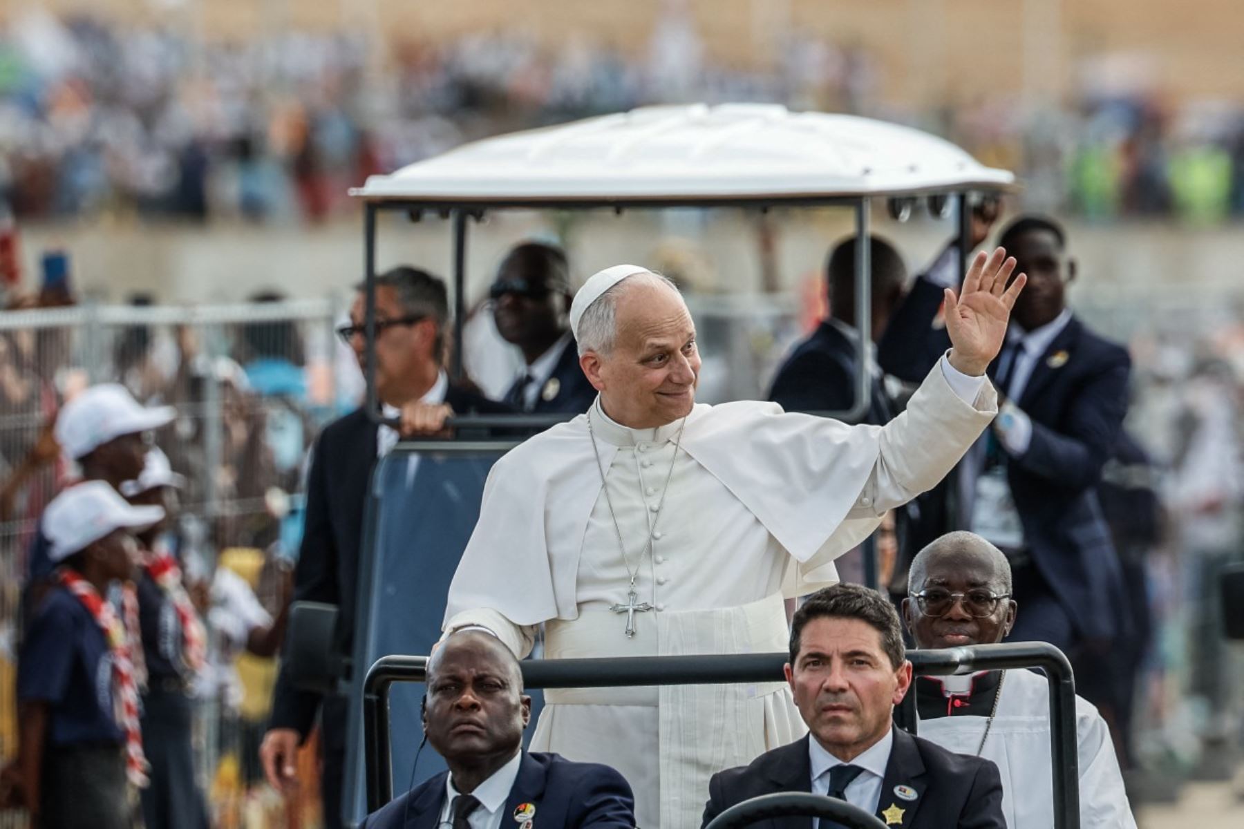 El papa León XIV saluda a la multitud a su llegada para dirigir el rezo del Santo Rosario en la explanada frente al santuario "Mama Muxima" en Muxima, en el séptimo día de una gira apostólica de 11 días por África. Foto: AFP
