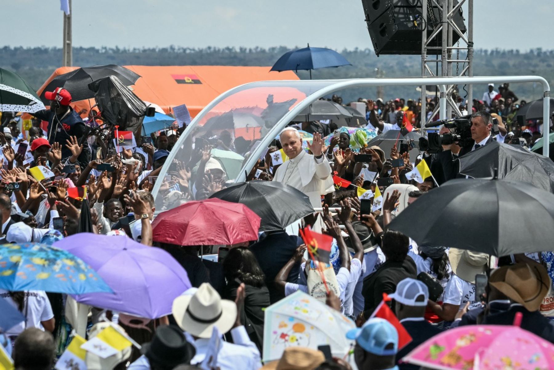 El papa León XIV saluda a la multitud a su llegada para dirigir el rezo del Santo Rosario en la explanada frente al santuario "Mama Muxima" en Muxima, en el séptimo día de una gira apostólica de 11 días por África. Foto: AFP