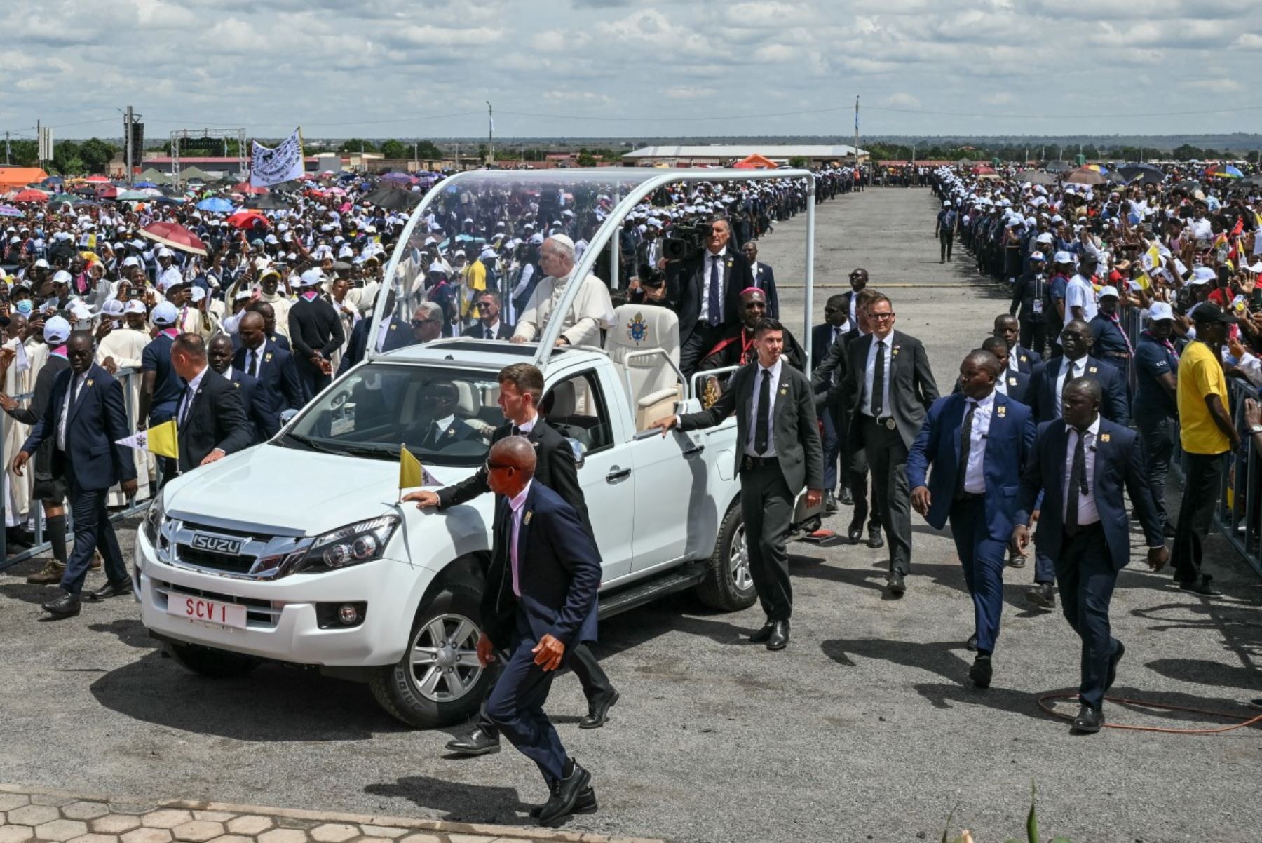 El papa León XIV llega para oficiar la Santa Misa en la explanada de Saurimo, en Saurimo, en el octavo día de su viaje apostólico de 11 días a África. Foto: AFP