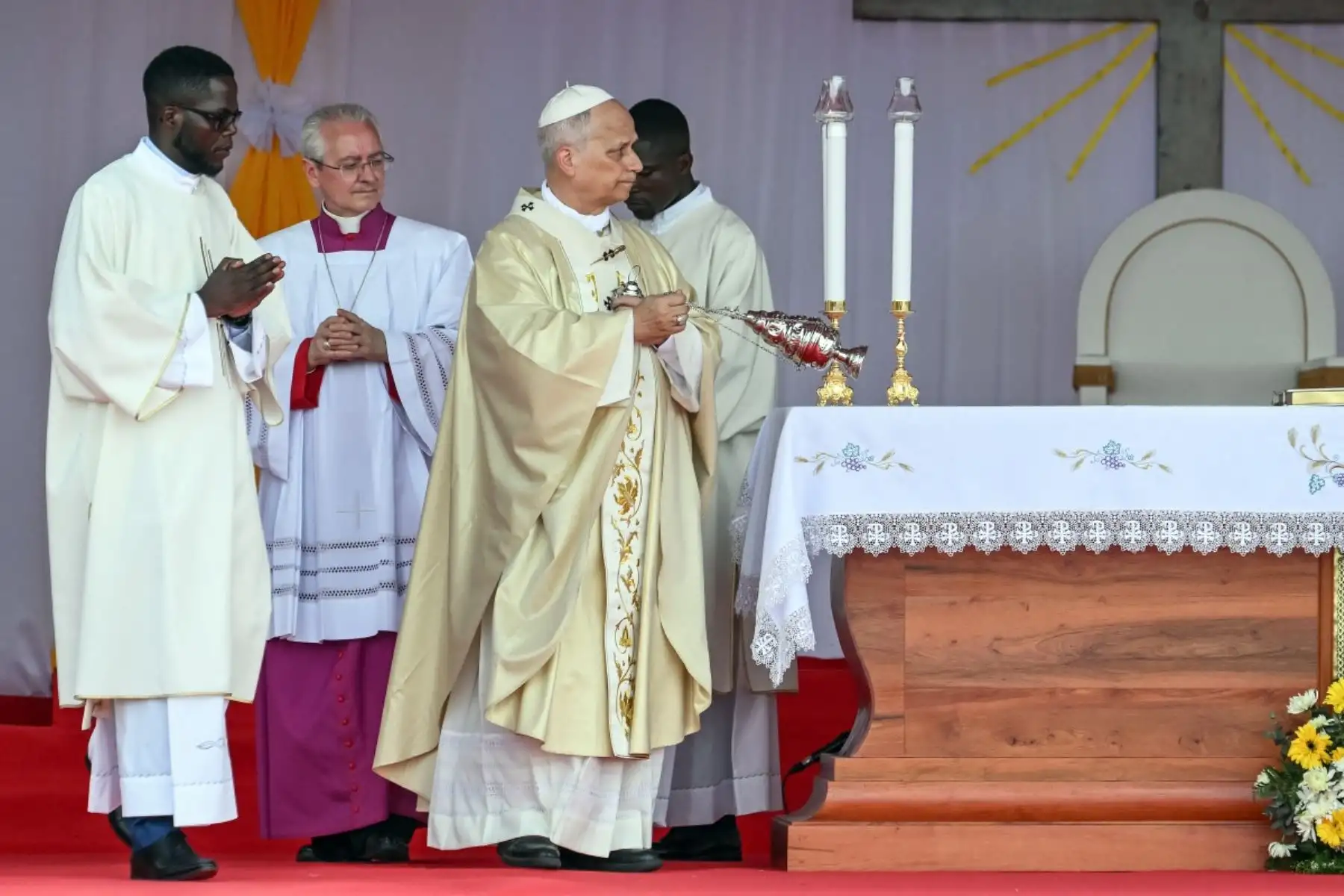 El papa León XIV llega para oficiar la Santa Misa en la explanada de Saurimo, en Saurimo, en el octavo día de su viaje apostólico de 11 días a África. Foto: AFP