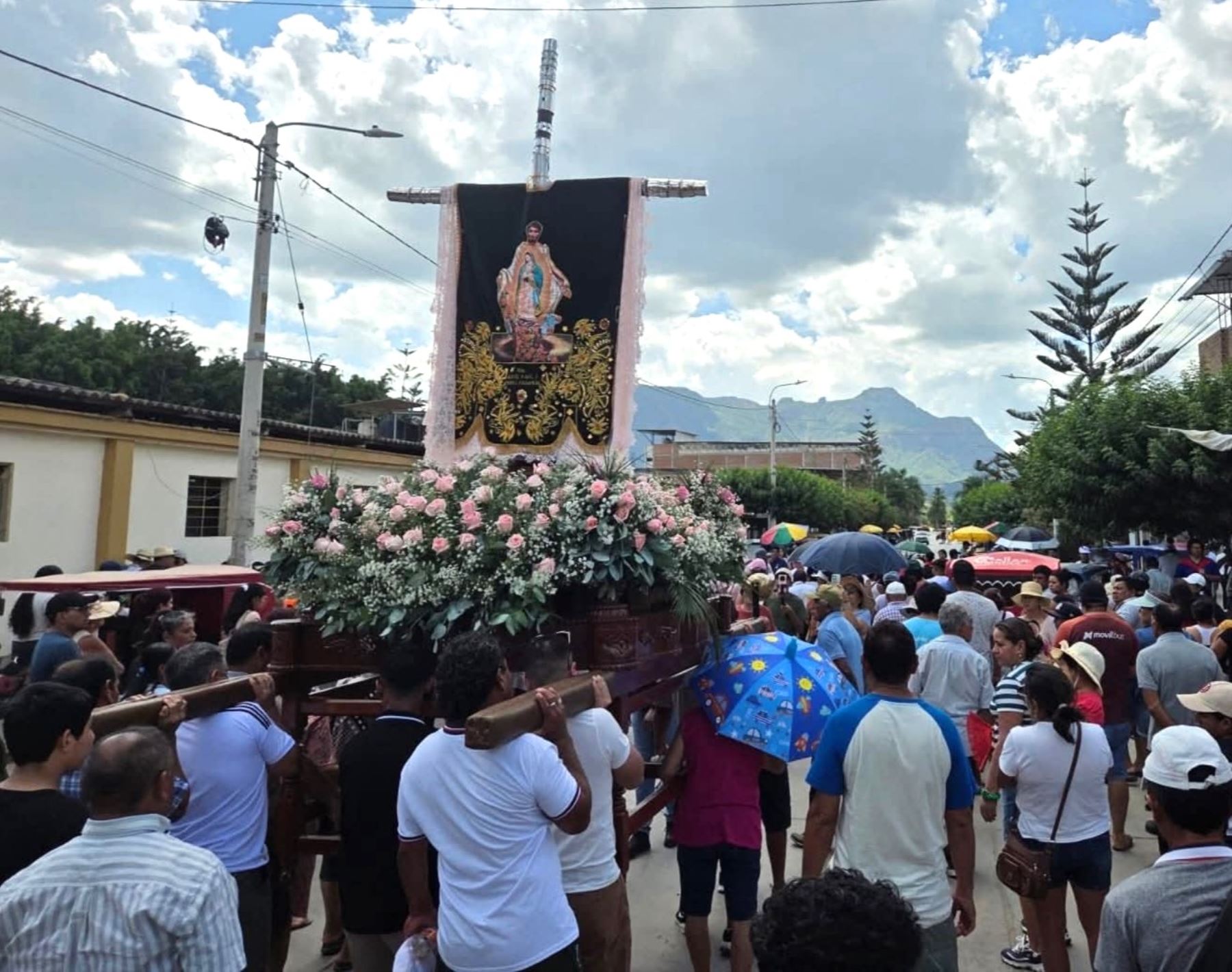 Lambayeque: cientos de devotos acompañaron el retorno de sagrada Cruz al cerro Chalpón