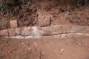 El pequeño muro inca recientemente hallado en el distrito de San Jerónimo, al sur de la ciudad de Cusco, habría formado parte de un camino que ingresaba al Qhapaq Ñan, Red de Caminos Inca, que salía de la Ciudad Imperial al Qollasuyo. ANDINA/Percy Hurtado Santillán