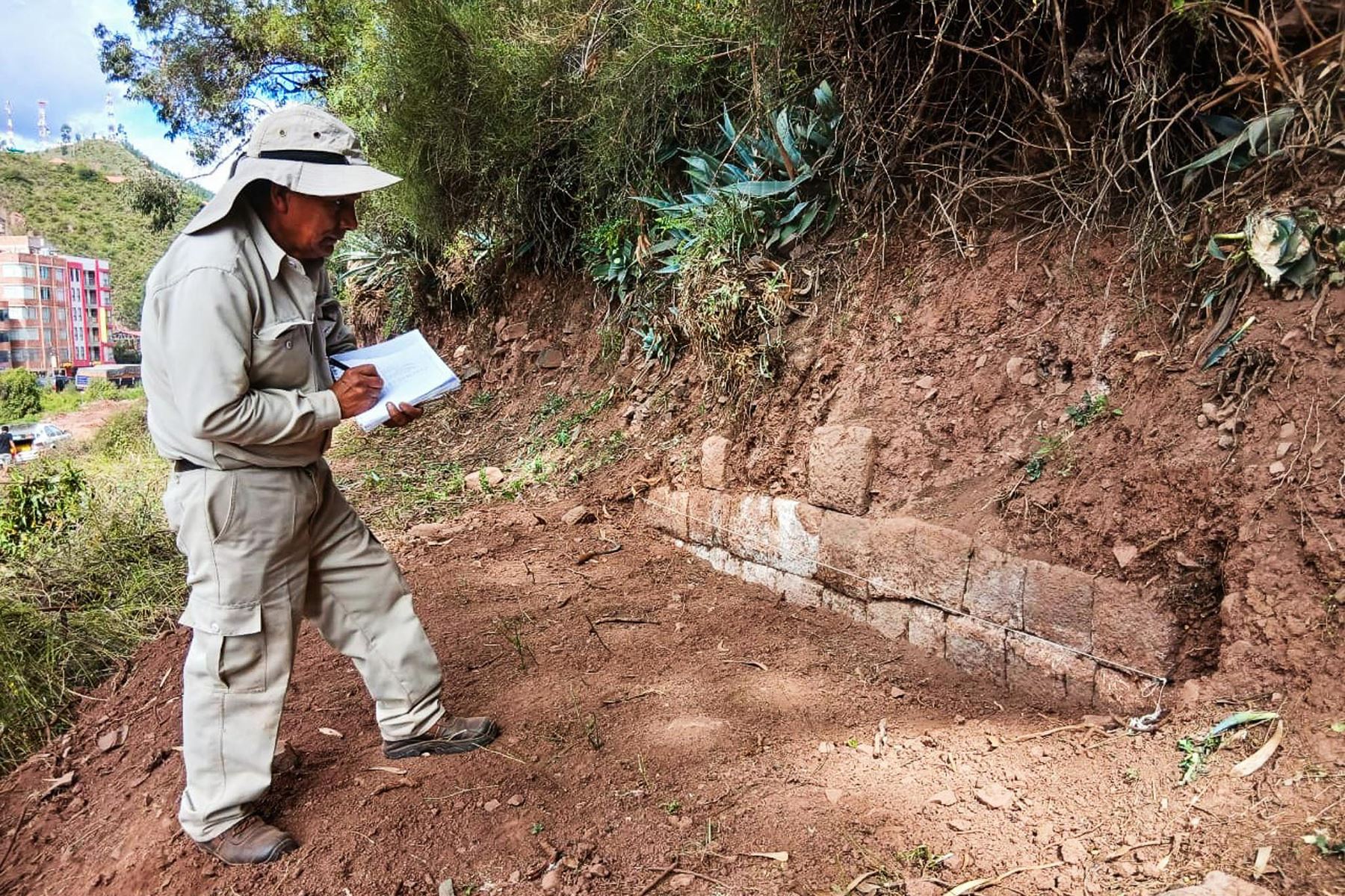 Este descubrimiento, durante una remoción de tierras en un espacio privado, sorprendió al personal de Sitios Arqueológicos del Valle Sur (SAVS) de la Dirección de Cultura de Cusco, pues está ubicado a unos 200 metros del polígono del Sitio Arqueológico de Sillkilchani.
Foto: ANDINA/Percy Hurtado Santillán