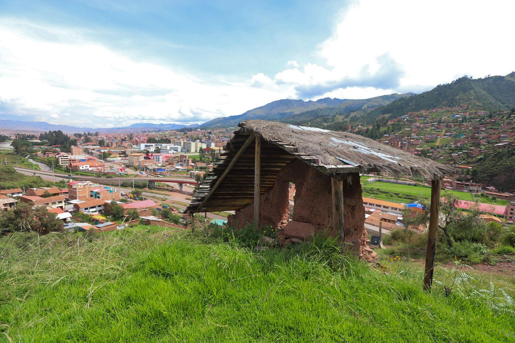 De acuerdo a investigaciones realizadas, Silkinchani fue un espacio administrativo de control para personas que se desplazaban precisamente al altiplano. Aquí hay una cancha y también colcas (por su estratégica ubicación geográfica), donde se almacenaban productos como el maíz.

Foto: ANDINA/Percy Hurtado Santillán