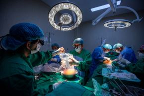 Médicos de EsSalud realizan trasplante de órganos en Lima. En el primer trimestre de 2026, la institución efectuó 85 intervenciones que dieron una nueva oportunidad de vida a pacientes con enfermedades crónicas y terminales. Foto: ANDINA/Difusión