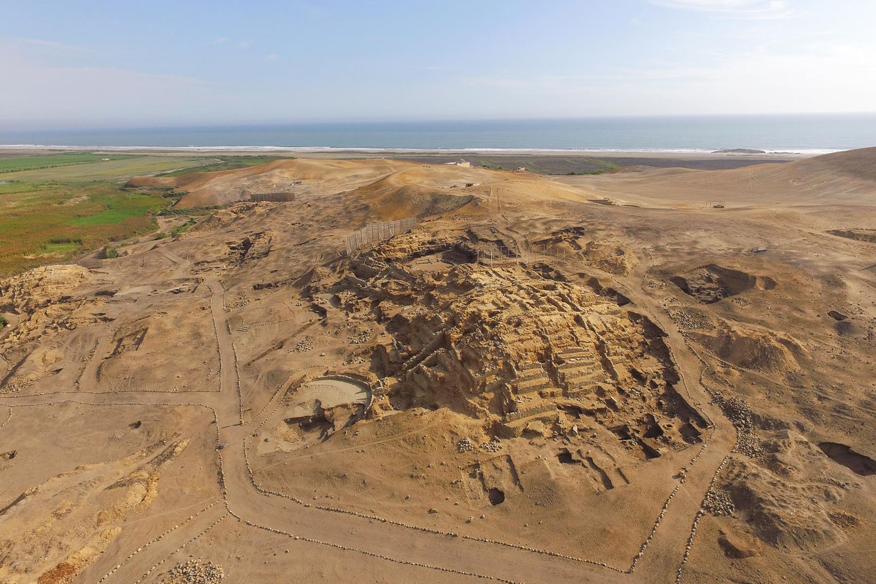 Investigadores de la Zona Arqueológica Caral, encabezados por Ruth Shady Solís, descubrieron una compleja estructura arquitectónica vinculada a la observación astronómica en el asentamiento arqueológico de Áspero, antigua ciudad pesquera de la Civilización Caral ubicada en Supe Puerto, provincia de Barranca. Foto: ANDINA/ Zona Arqueológica Caral