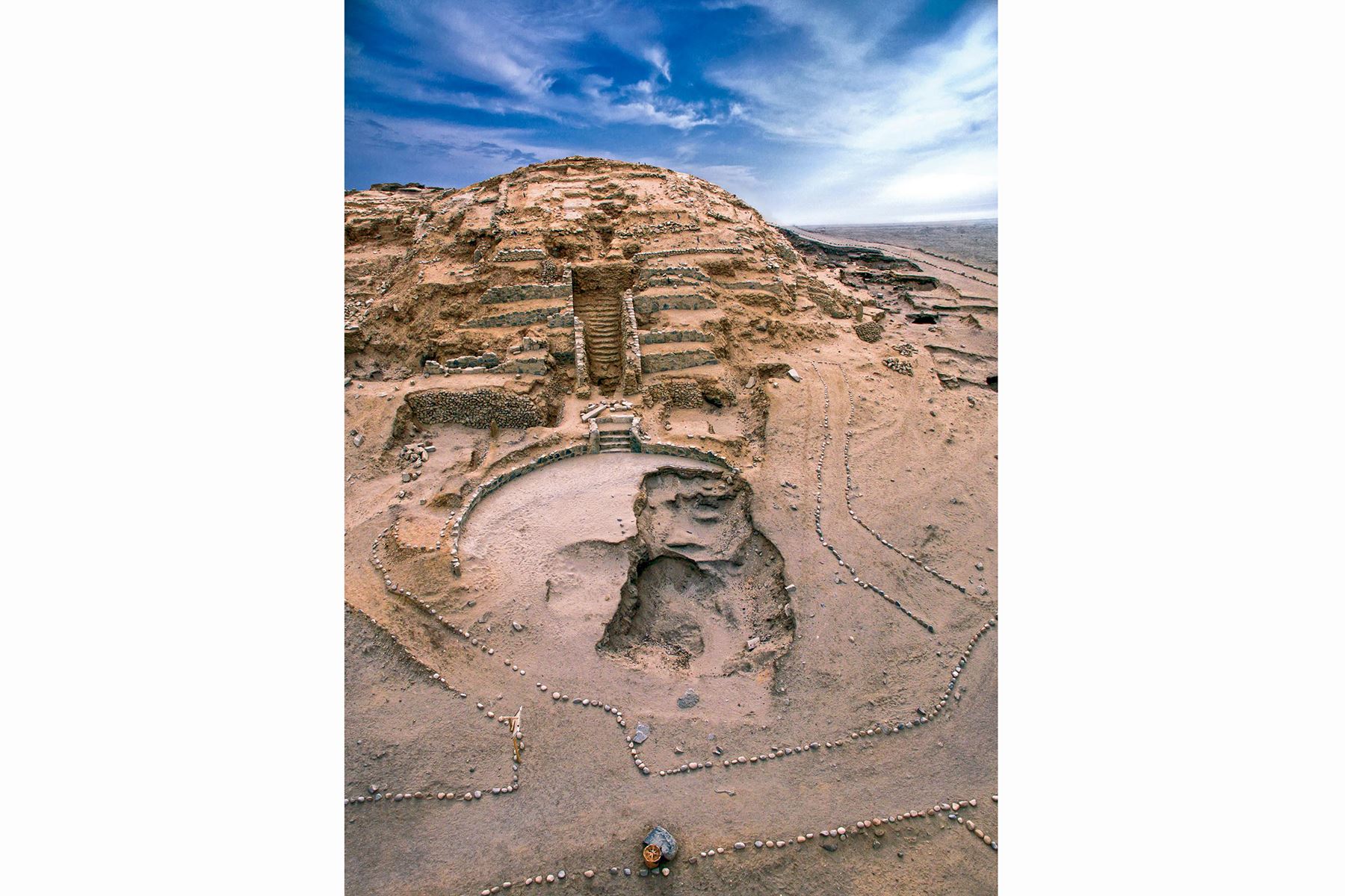 Edificio Huaca de Los Ídolos de Áspero. El hallazgo fue presentado hoy en el marco de la conmemoración de los 21 años de investigación, conservación y puesta en valor de Áspero, sitio arqueológico ocupado entre los años 3000 y 1800 a. C.Foto: ANDINA/ Zona Arqueológica Caral