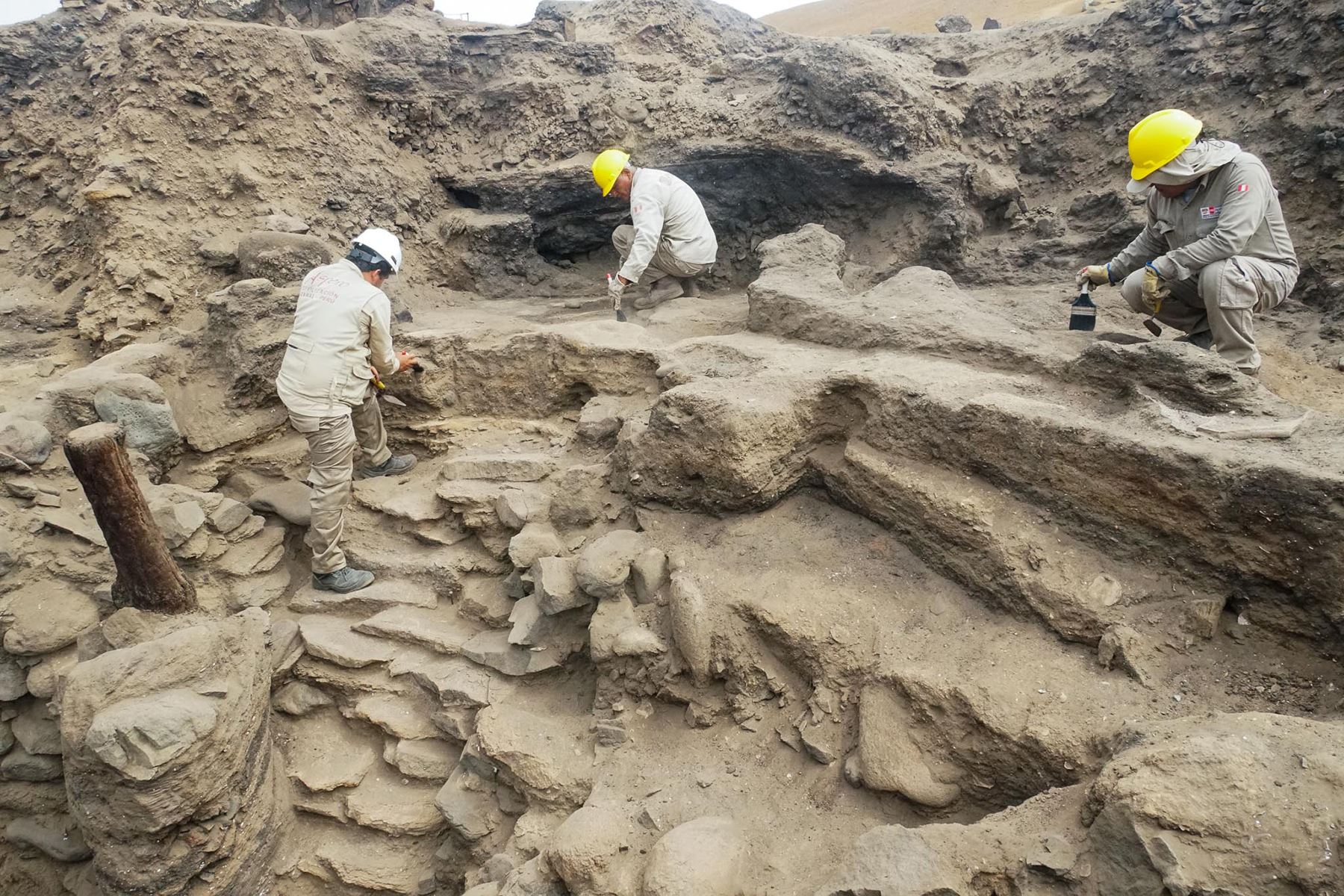 Durante las excavaciones en el denominado Sector J1, los arqueólogos identificaron una estructura ubicada estratégicamente cerca de los principales edificios piramidales del asentamiento. Desde este punto se tiene vista hacia el litoral marino y la parte baja del valle de Supe, lo que habría facilitado el seguimiento de fenómenos naturales y astronómicos. Foto: ANDINA/ Zona Arqueológica Caral