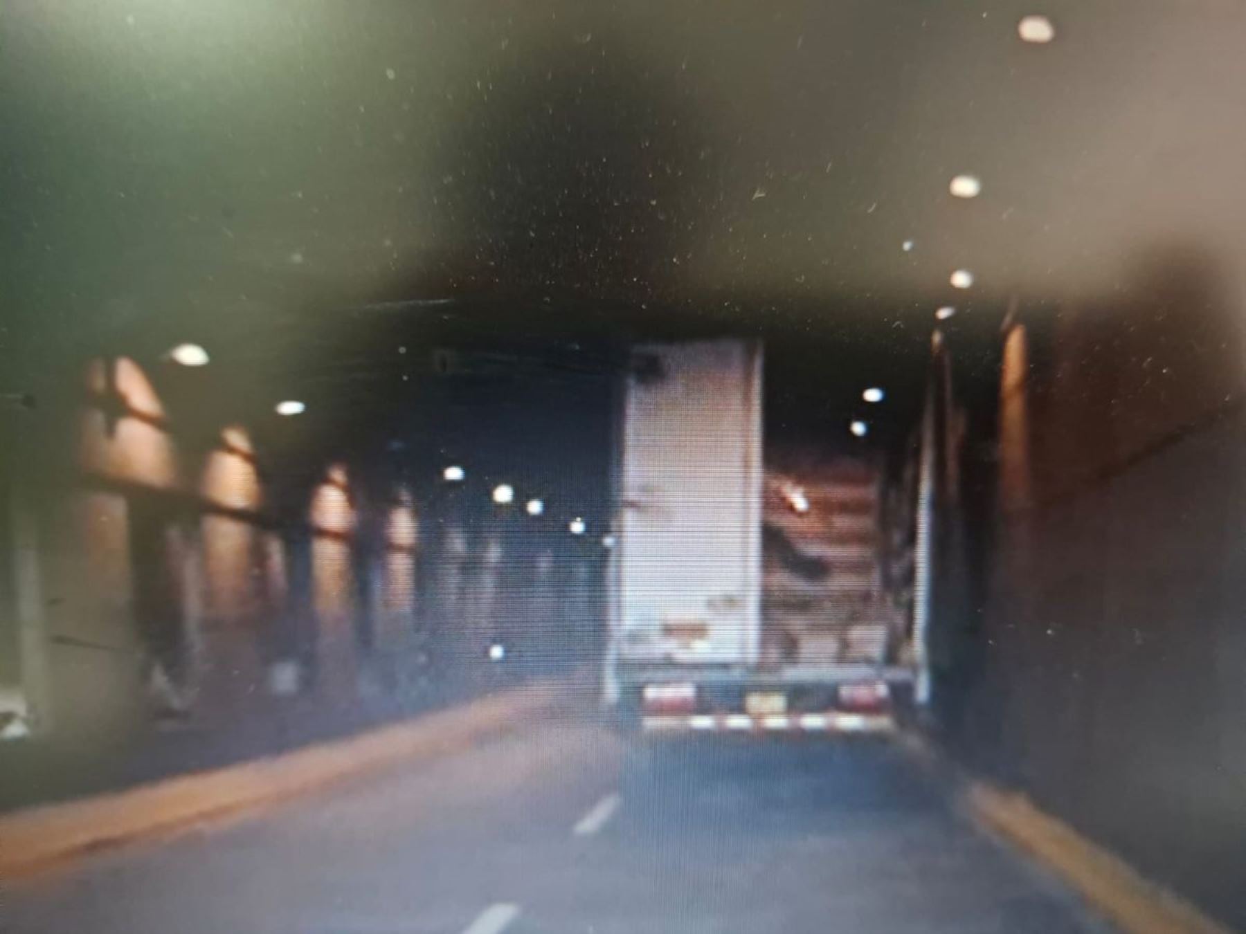 Surco: túnel de óvalo Higuereta cerrado por camión atascado en medio de vía