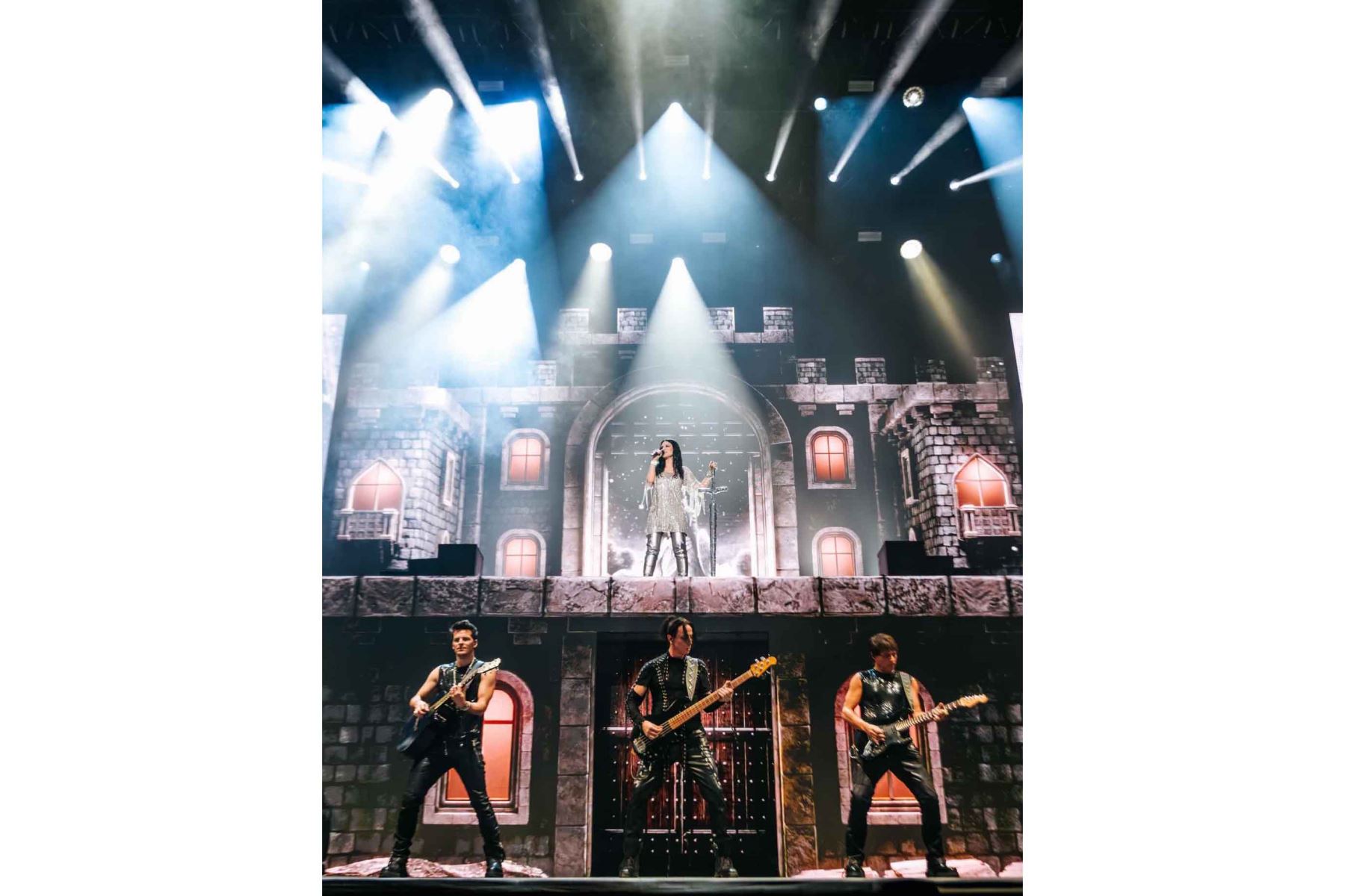 La artista anunció que continuará su gira internacional con un concierto en Bogotá junto al cantautor peruano Gianmarco. Fotos: redes sociales oficiales de Laura Pausini.