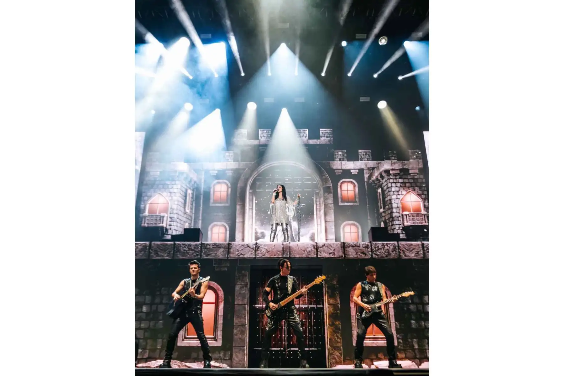 La artista anunció que continuará su gira internacional con un concierto en Bogotá junto al cantautor peruano Gianmarco. Fotos: redes sociales oficiales de Laura Pausini.