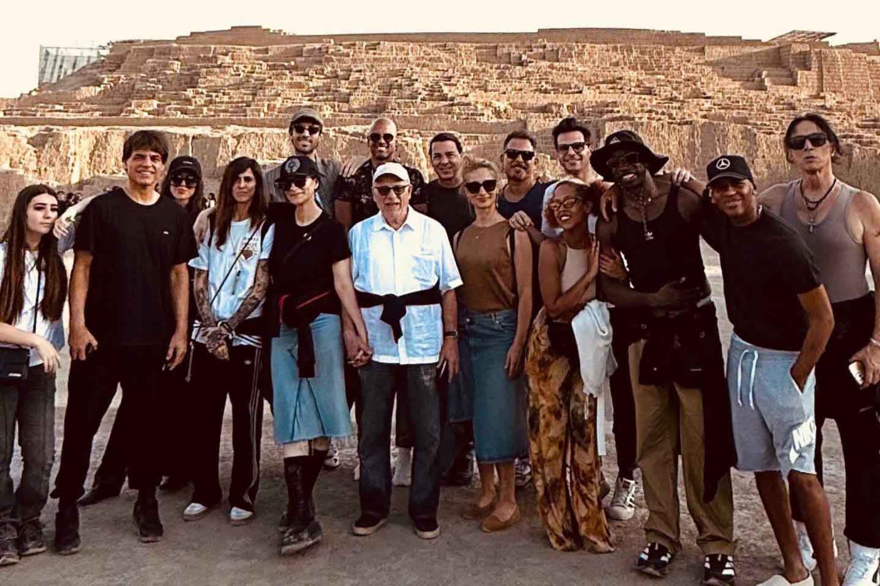 Laura Pausini destacó elementos de la cosmovisión andina, como el Inti y la Pachamama, durante su recorrido por la capital peruana. Fotos: redes sociales oficiales de Laura Pausini.