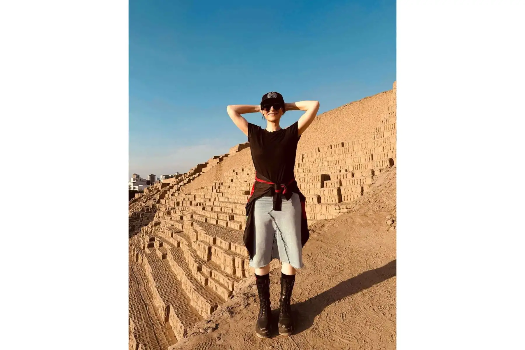 La cantante italiana Laura Pausini visitó la Huaca Pucllana, en Miraflores, donde destacó el valor del legado cultural peruano y su riqueza histórica. Fotos: redes sociales oficiales de Laura Pausini.