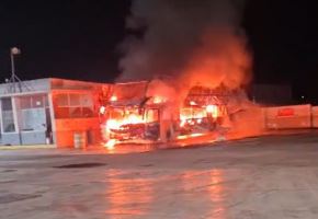 Un bus interprovincial sin pasajeros se incendio esta madrugada en el interior de un grifo ubicado en el distrito de Supe, provincia de Barranca, región Lima.