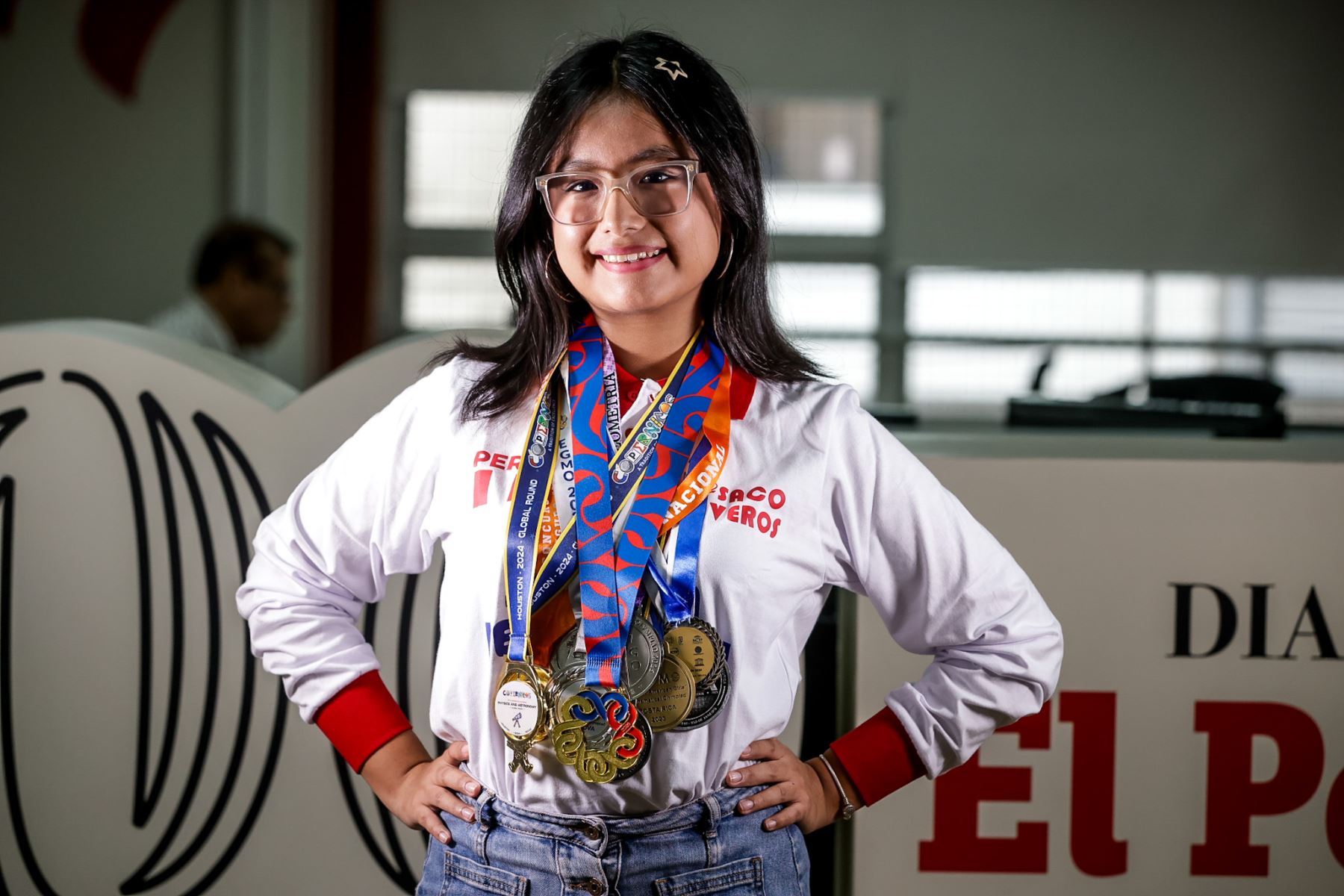 La estudiante peruana Dhamaris Alarcón Huamaní, de 16 años, quien obtuvo la medalla de oro en la Olimpiada Europea Femenina de Matemáticas (EGMO) 2026 realizada en Francia, visitó las instalaciones de Editora Perú, donde brindó una entrevista tras su destacado logro internacional. La joven, que compitió con representantes de 66 países y ya había alcanzado una medalla de plata en 2025, consolida así su proyección académica y prestigio en el ámbito científico. Fotos: ANDINA/Luis Iparraguirre.
