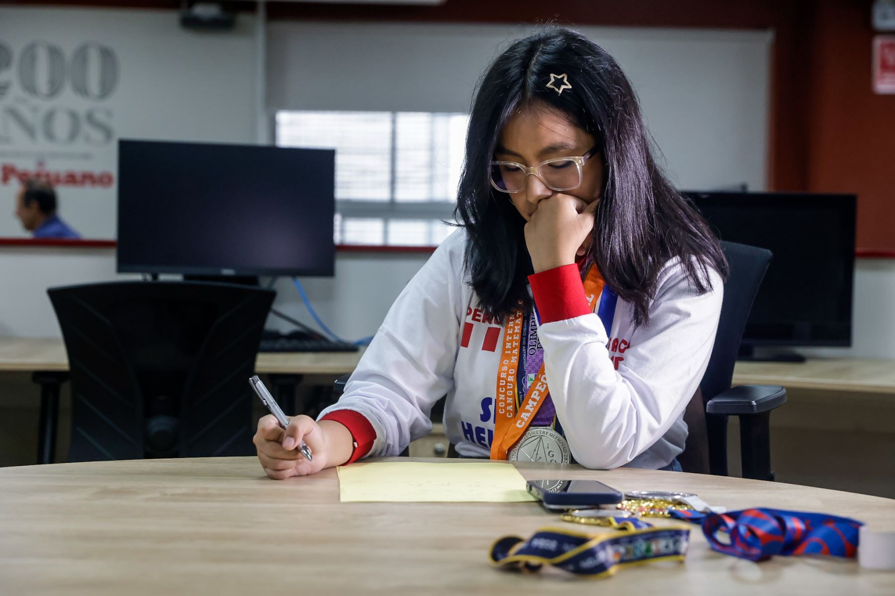 El logro consolidó su trayectoria internacional, luego de haber alcanzado la medalla de plata en la edición 2025 del mismo certamen, considerado uno de los más exigentes a nivel escolar en matemáticas. Foto: ANDINA/Luis Iparraguirre.