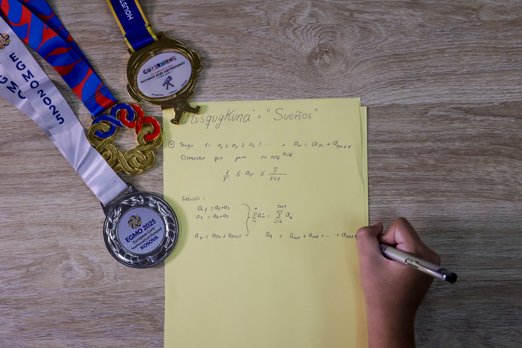 Durante su visita a las instalaciones de Editora Perú, la joven destacó el esfuerzo y la constancia como claves de su preparación en competencias científicas de alto nivel. Foto: ANDINA/Luis Iparraguirre.