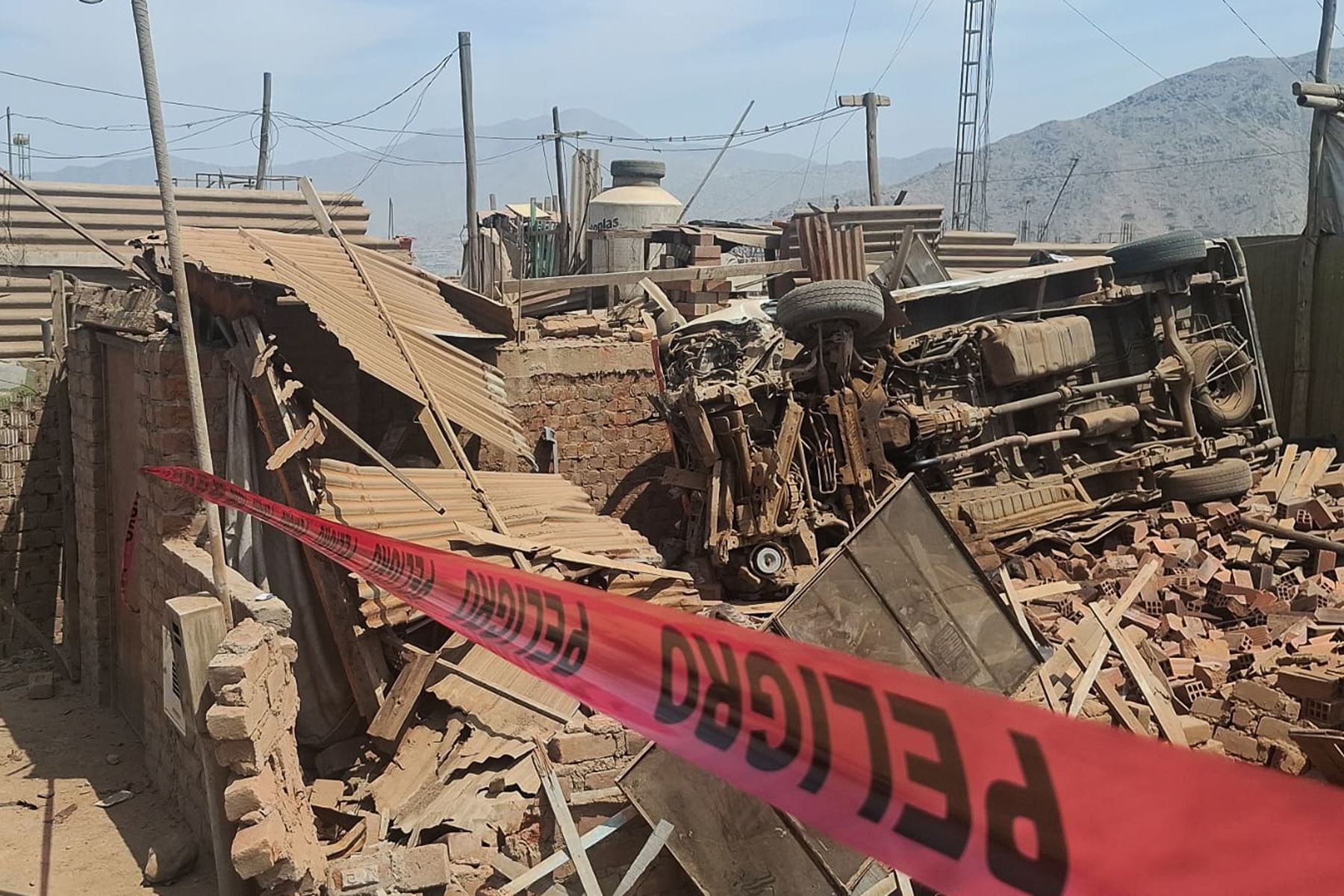 Una combi de transporte público se despistó en una pendiente y terminó impactando contra una vivienda y una mototaxi, dejando como saldo un fallecido y al menos siete personas heridas en Jicamarca. Foto: ANDINA/ Héctor Vinces