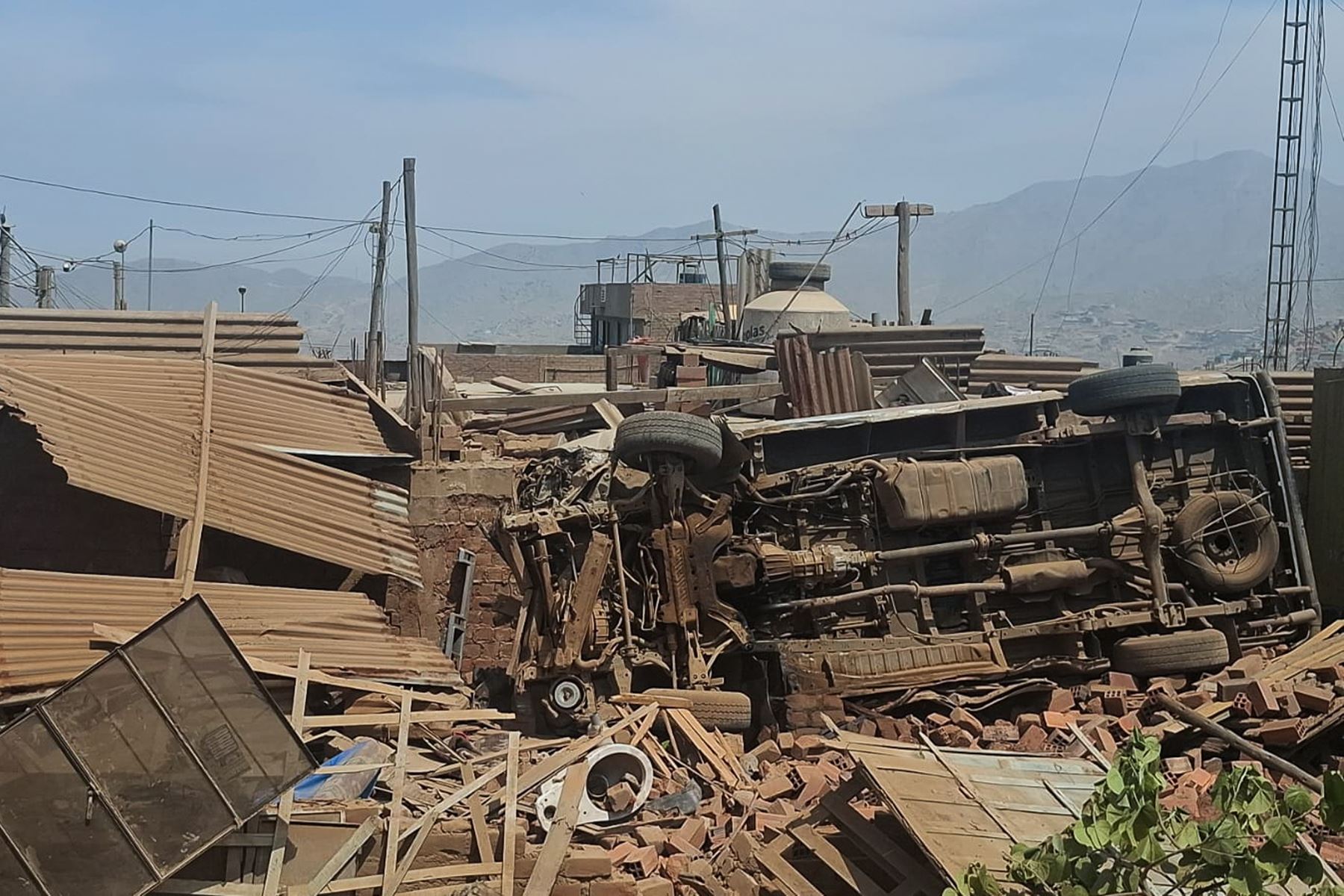 Combi de transporte público se despistó en una pendiente en Jicamarca, dejando un fallecido y varios heridos. Foto: ANDINA/ Héctor Vinces