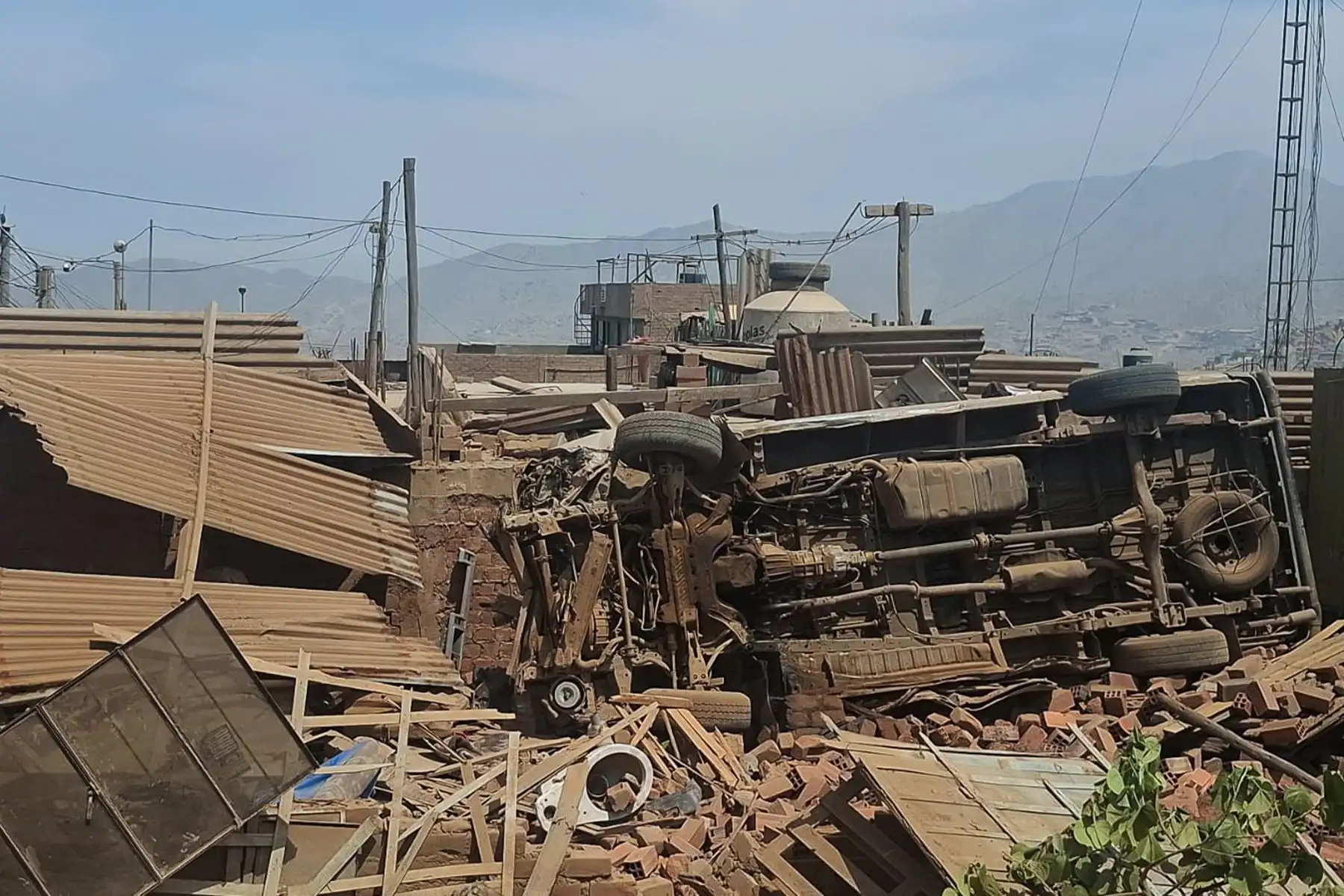 Combi de transporte público se despistó en una pendiente en Jicamarca, dejando un fallecido y varios heridos. Foto: ANDINA/ Héctor Vinces