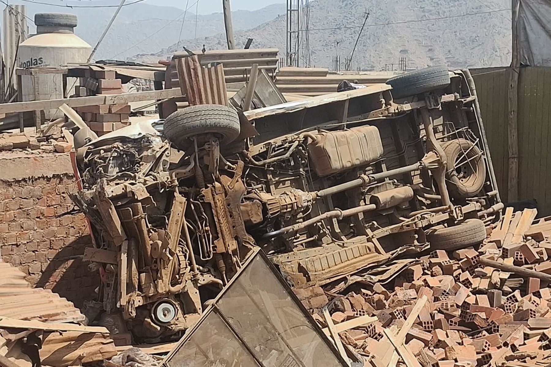 Así quedó la combi tras despistarse e impactar contra una vivienda en Jicamarca. Foto: ANDINA/ Héctor Vinces