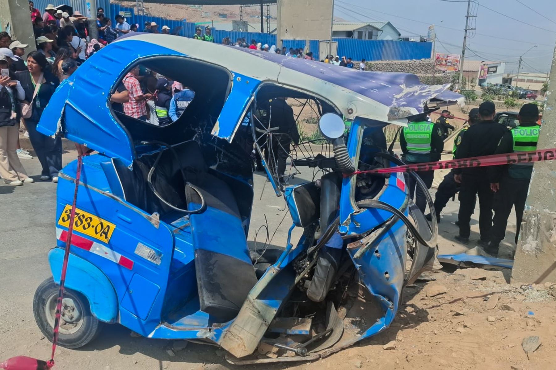 Una combi de transporte público se despistó en una pendiente y terminó impactando contra una vivienda y una mototaxi, dejando como saldo un fallecido y al menos siete personas heridas en Jicamarca. Foto: ANDINA/ Héctor Vinces