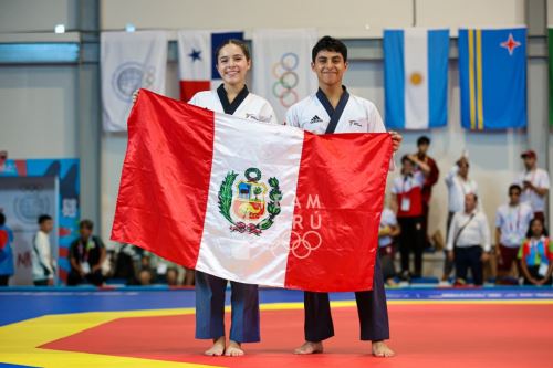 Marcelo Rodríguez y Raquel Gil hacen flamear la bandera peruana en Panamá