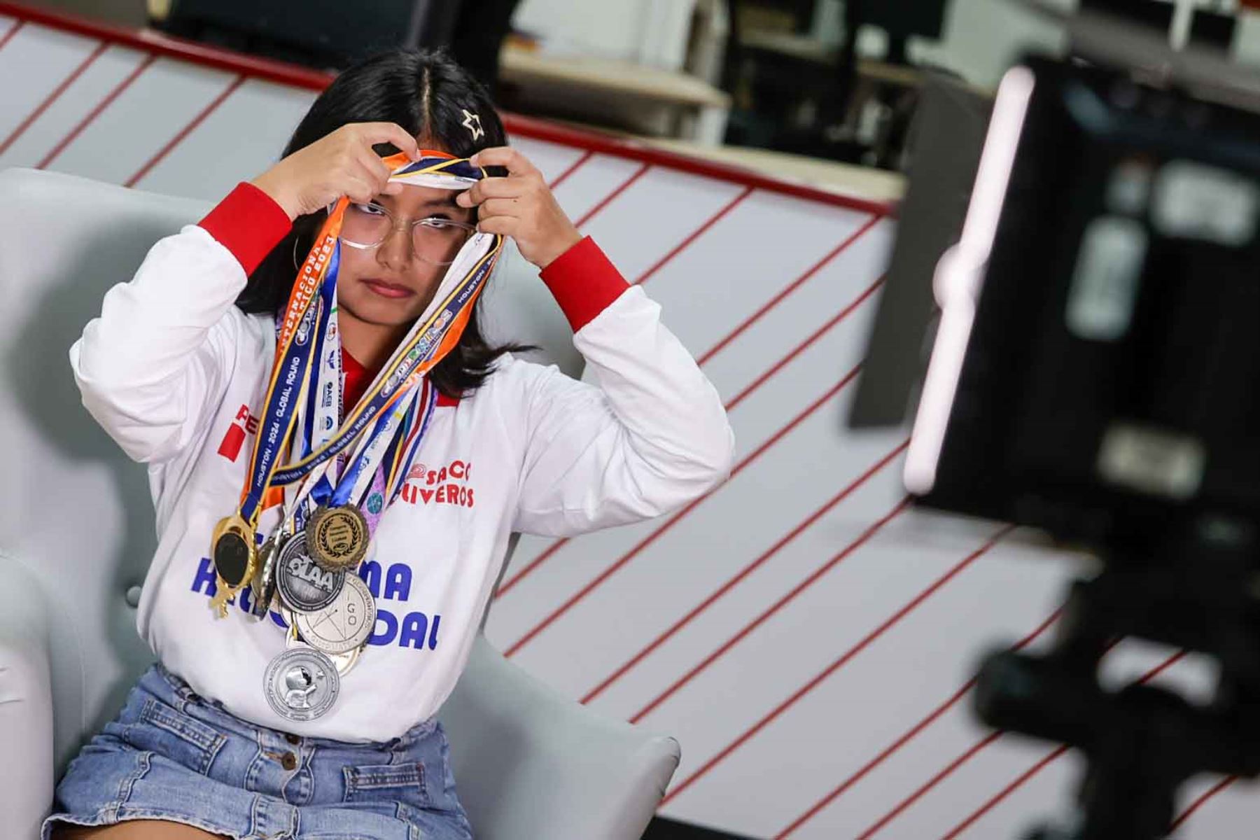 La campeona mostró parte de las medallas obtenidas en distintos torneos internacionales, reflejo de una destacada carrera académica iniciada a temprana edad. Foto: ANDINA/Luis Iparraguirre.