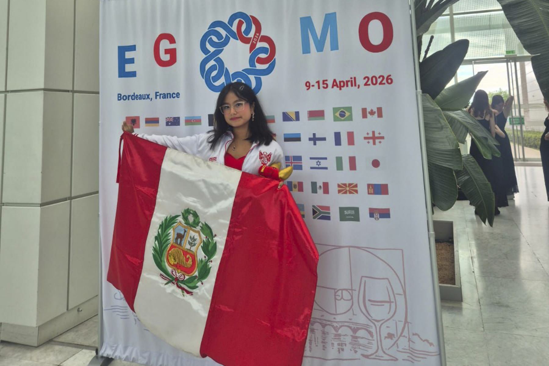 La estudiante peruana Dhamaris Alarcón Huamaní, de 16 años, quien obtuvo la medalla de oro en la Olimpiada Europea Femenina de Matemáticas (EGMO) 2026 realizada en Francia, visitó las instalaciones de Editora Perú, donde brindó una entrevista tras su destacado logro internacional. La joven, que compitió con representantes de 66 países y ya había alcanzado una medalla de plata en 2025, consolida así su proyección académica y prestigio en el ámbito científico. Fotos: ANDINA/Difusión