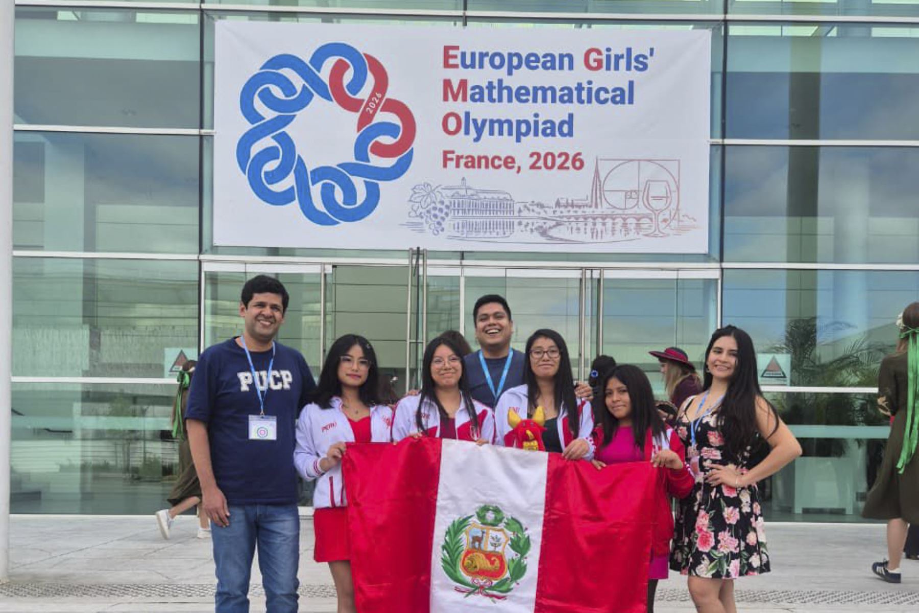 La estudiante peruana Dhamaris Alarcón Huamaní, de 16 años, quien obtuvo la medalla de oro en la Olimpiada Europea Femenina de Matemáticas (EGMO) 2026 realizada en Francia, visitó las instalaciones de Editora Perú, donde brindó una entrevista tras su destacado logro internacional. La joven, que compitió con representantes de 66 países y ya había alcanzado una medalla de plata en 2025, consolida así su proyección académica y prestigio en el ámbito científico. Fotos: ANDINA/Difusión
