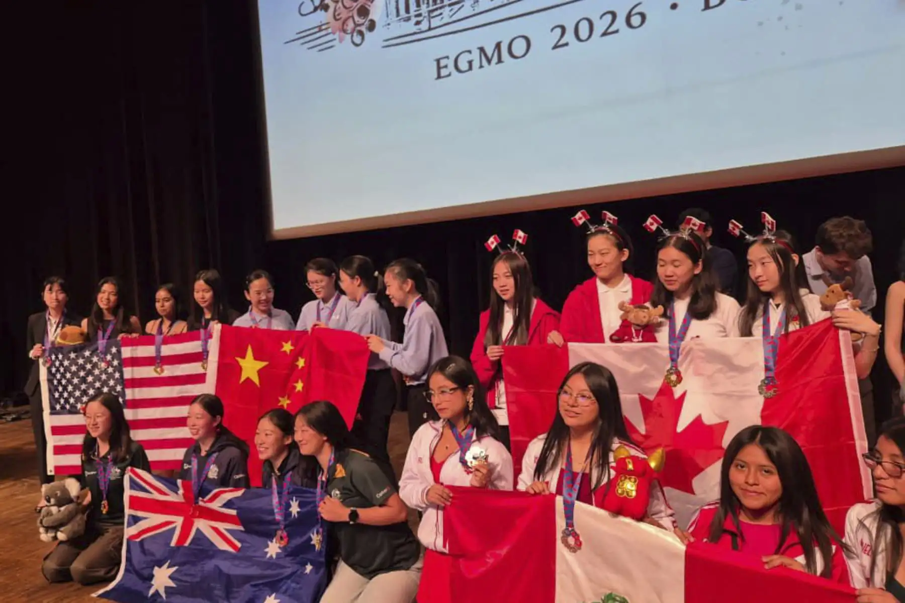 La estudiante peruana Dhamaris Alarcón Huamaní, de 16 años, quien obtuvo la medalla de oro en la Olimpiada Europea Femenina de Matemáticas (EGMO) 2026 realizada en Francia, visitó las instalaciones de Editora Perú, donde brindó una entrevista tras su destacado logro internacional. La joven, que compitió con representantes de 66 países y ya había alcanzado una medalla de plata en 2025, consolida así su proyección académica y prestigio en el ámbito científico. Fotos: ANDINA/Difusión