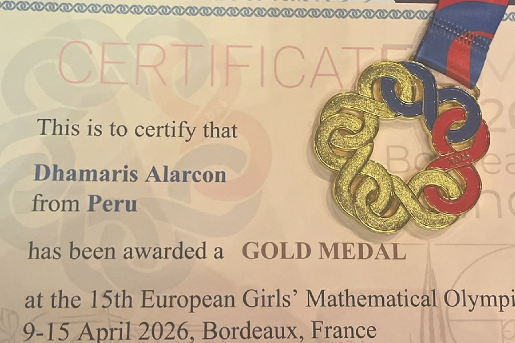 La estudiante peruana Dhamaris Alarcón Huamaní, de 16 años, quien obtuvo la medalla de oro en la Olimpiada Europea Femenina de Matemáticas (EGMO) 2026 realizada en Francia, visitó las instalaciones de Editora Perú, donde brindó una entrevista tras su destacado logro internacional. La joven, que compitió con representantes de 66 países y ya había alcanzado una medalla de plata en 2025, consolida así su proyección académica y prestigio en el ámbito científico. Fotos: ANDINA/Difusión