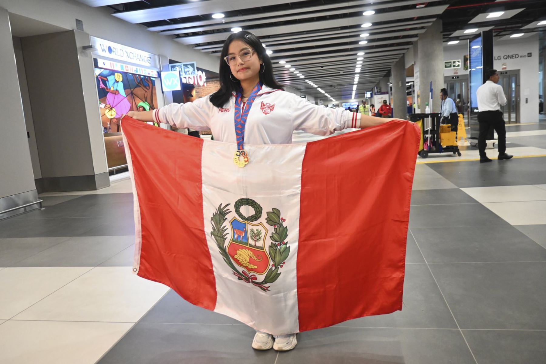 La estudiante peruana Dhamaris Alarcón Huamaní, de 16 años, quien obtuvo la medalla de oro en la Olimpiada Europea Femenina de Matemáticas (EGMO) 2026 realizada en Francia, visitó las instalaciones de Editora Perú, donde brindó una entrevista tras su destacado logro internacional. La joven, que compitió con representantes de 66 países y ya había alcanzado una medalla de plata en 2025, consolida así su proyección académica y prestigio en el ámbito científico. Fotos: ANDINA/Difusión