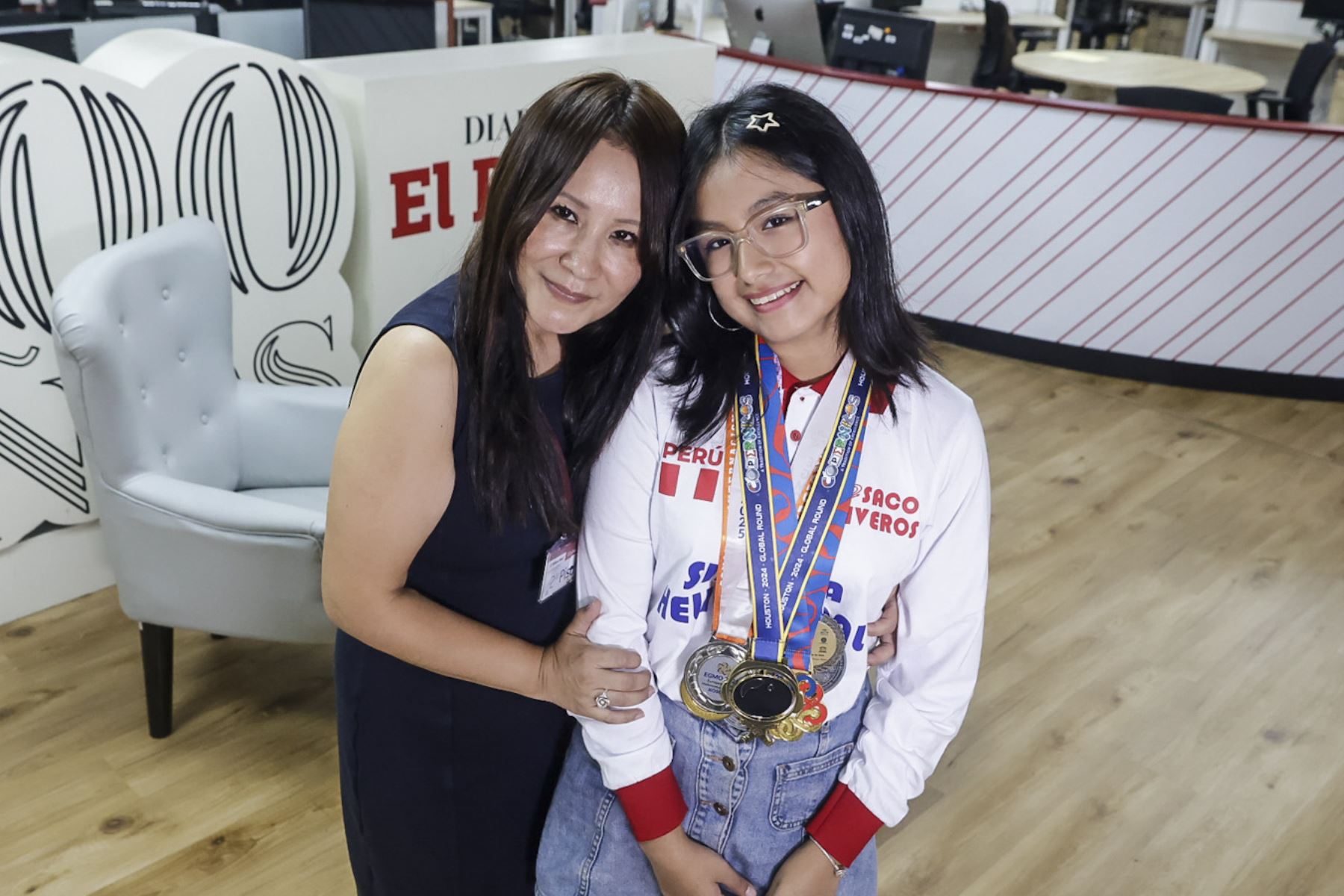 La estudiante peruana Dhamaris Alarcón Huamaní, de 16 años, quien obtuvo la medalla de oro en la Olimpiada Europea Femenina de Matemáticas (EGMO) 2026 realizada en Francia, visitó las instalaciones de Editora Perú, donde brindó una entrevista tras su destacado logro internacional. La joven, que compitió con representantes de 66 países y ya había alcanzado una medalla de plata en 2025, consolida así su proyección académica y prestigio en el ámbito científico. Fotos: ANDINA/Luis Iparraguirre