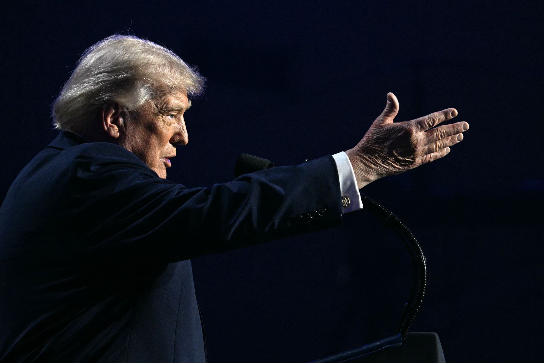 Trump extiende alto el fuego con Irán para seguir negociando, pero mantiene bloqueo naval