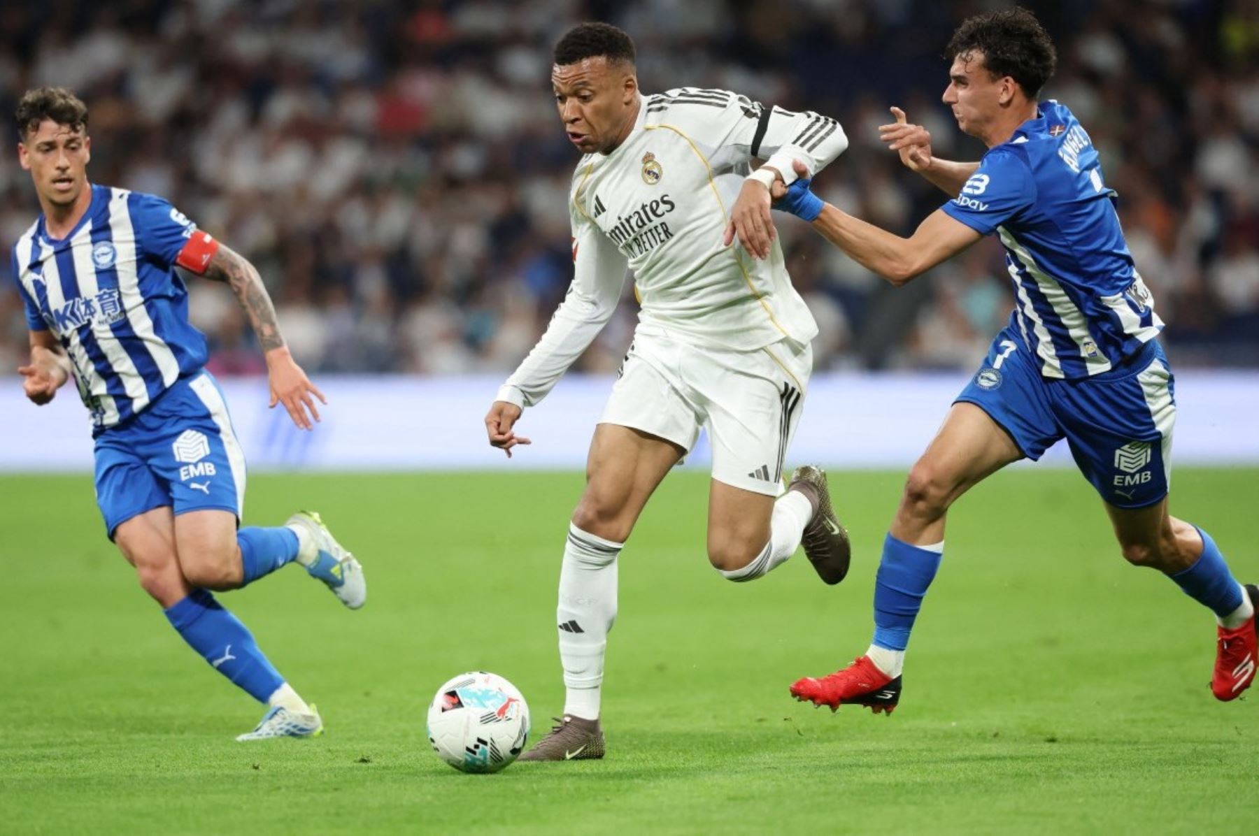 Real Madrid vence sin brillo al Alavés y se acerca a seis puntos del Barcelona en La Liga