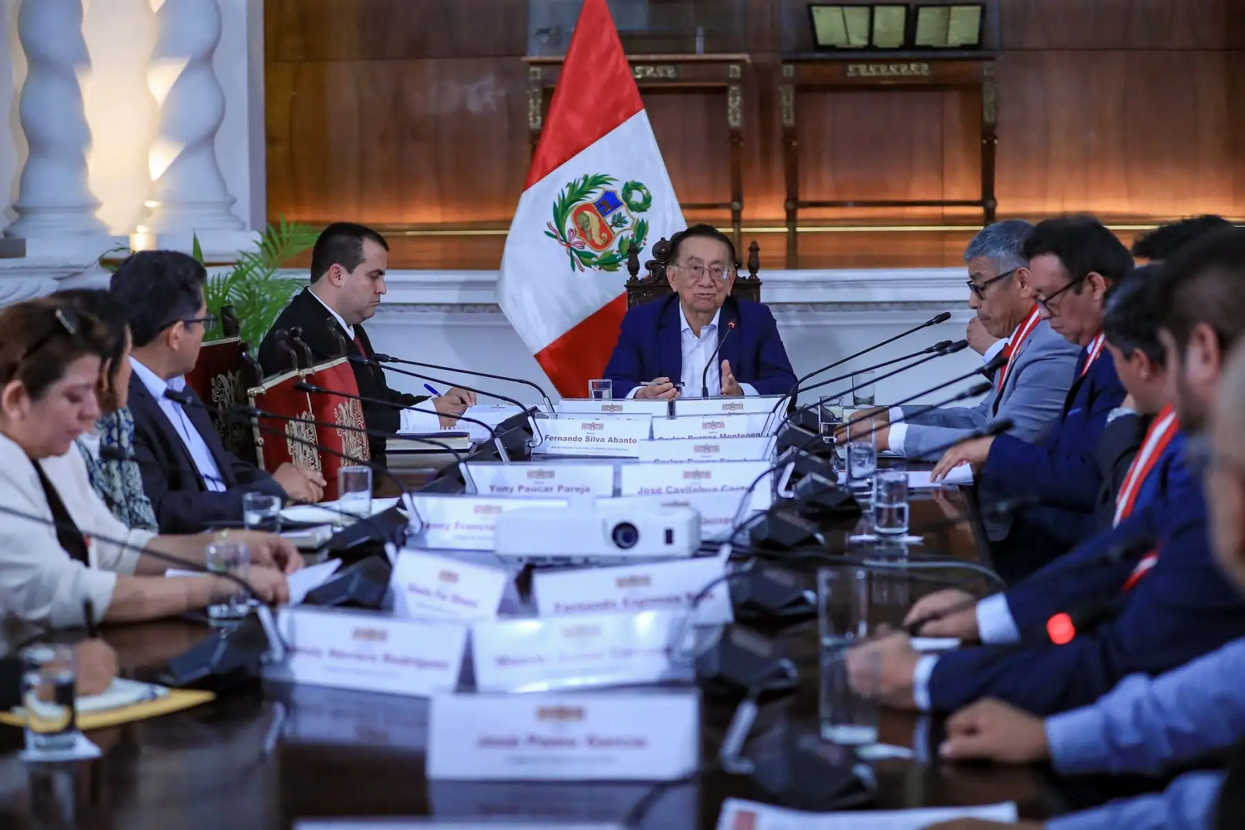 El presidente de la república, José María Balcázar, recibió esta tarde, en Palacio de Gobierno, a representantes del Colegio de Ingenieros del Perú (CIP) para coordinar acciones que permitan acelerar el destrabe de obras en todo el país. Foto: Presidencia