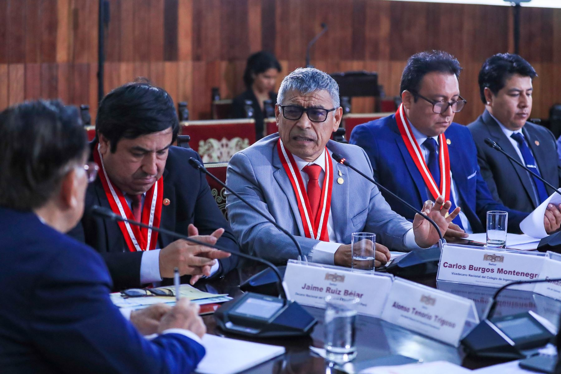 El presidente de la república, José María Balcázar, recibió esta tarde, en Palacio de Gobierno, a representantes del Colegio de Ingenieros del Perú (CIP) para coordinar acciones que permitan acelerar el destrabe de obras en todo el país. Foto: Presidencia
