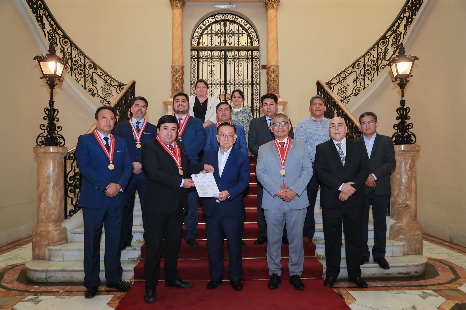 El presidente de la república, José María Balcázar, recibió esta tarde, en Palacio de Gobierno, a representantes del Colegio de Ingenieros del Perú (CIP) para coordinar acciones que permitan acelerar el destrabe de obras en todo el país. Foto: Presidencia