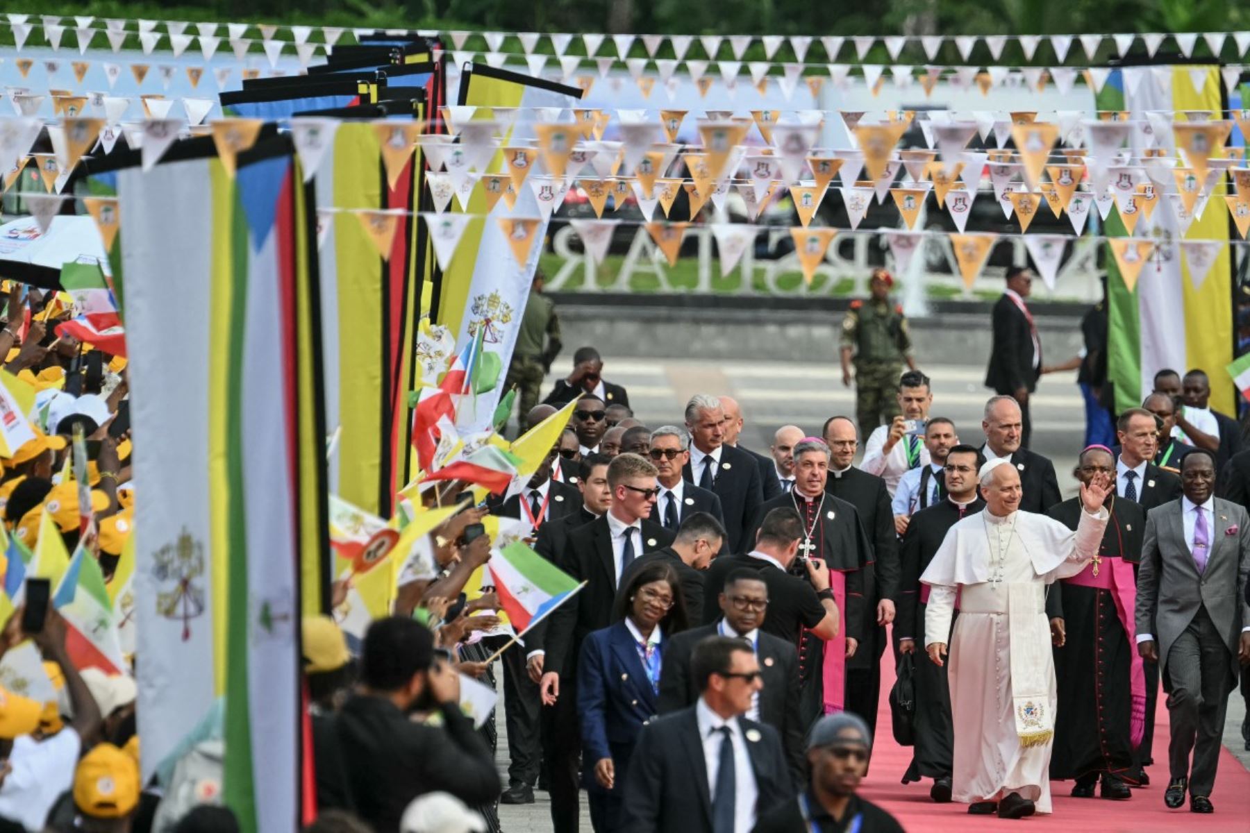 El papa León XIV saluda a la multitud a su llegada al Campus León XIV de la Universidad Nacional de Malabo para reunirse con el Mundo de la Cultura, en el noveno día de su viaje apostólico de 11 días a África, el 21 de abril de 2026. Foto: AFP