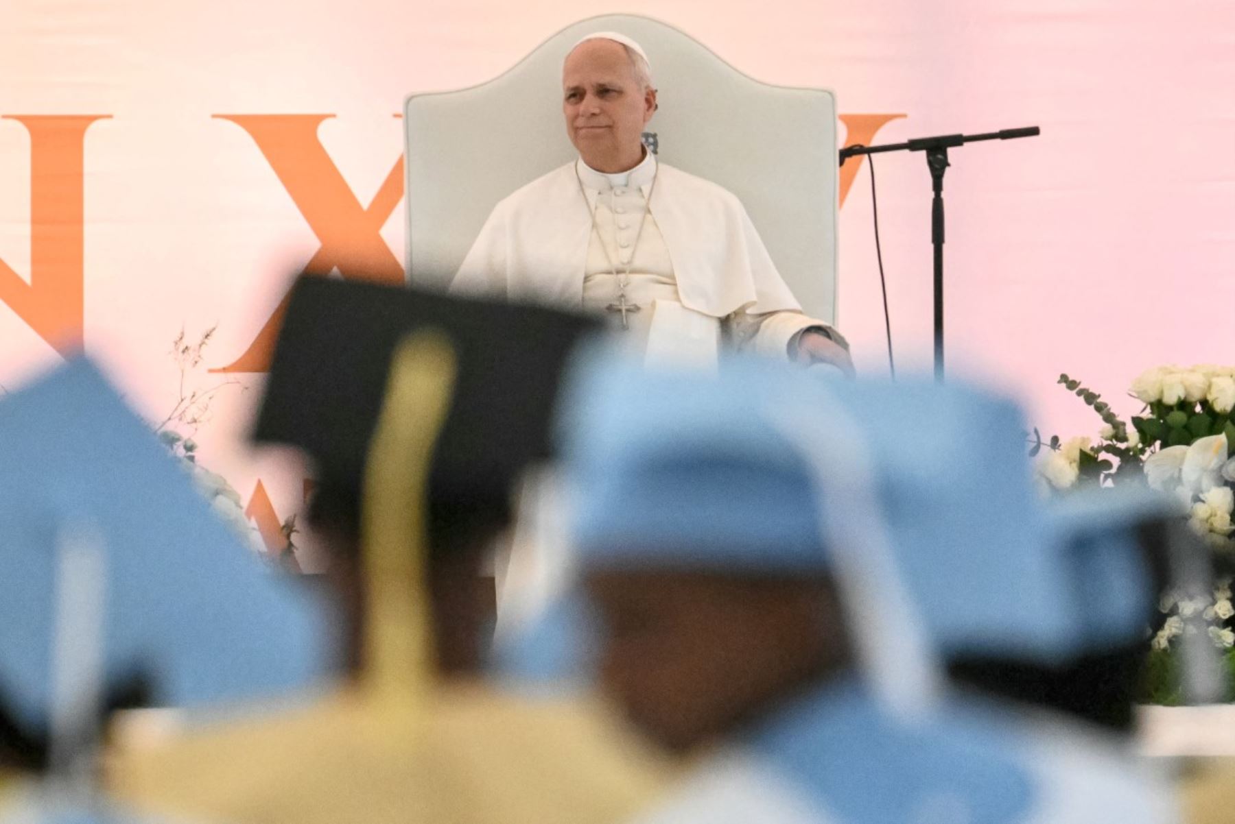 El Papa León XIV visita al personal y a los pacientes del Hospital Psiquiátrico "Jean Pierre Olie" en Malabo, en el noveno día de un viaje apostólico de 11 días a África. Foto: AFP