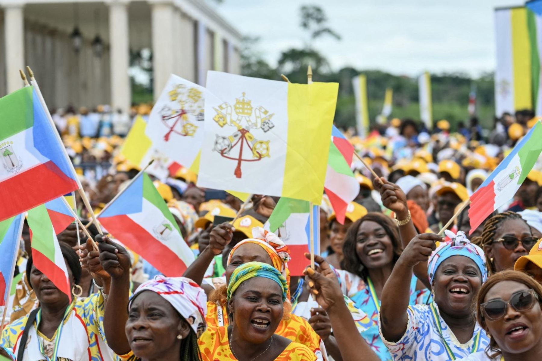 Una multitud se congrega a la espera de la llegada del Papa León XIV para oficiar una Santa Misa en la Basílica de la Inmaculada Concepción en Mongomo, en el décimo día de un viaje apostólico de 11 días a África. Foto: AFP