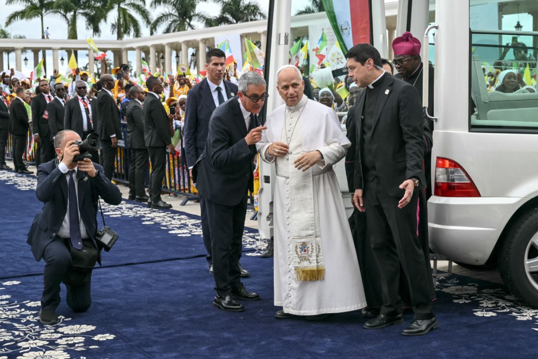 El papa León XIV llega en el papamóvil para oficiar una misa en la Basílica de la Inmaculada Concepción en Mongolia. Foto: AFP