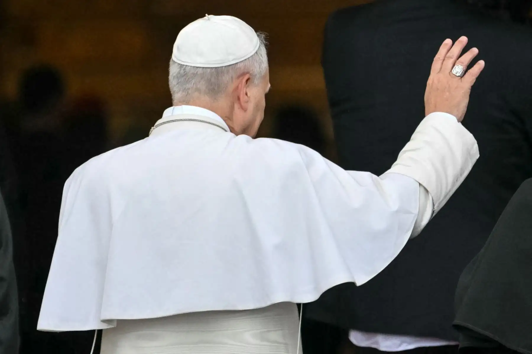 El papa León XIV saluda a su llegada para oficiar una Santa Misa en la Basílica de la Inmaculada Concepción en Mongomo. Foto: AFP